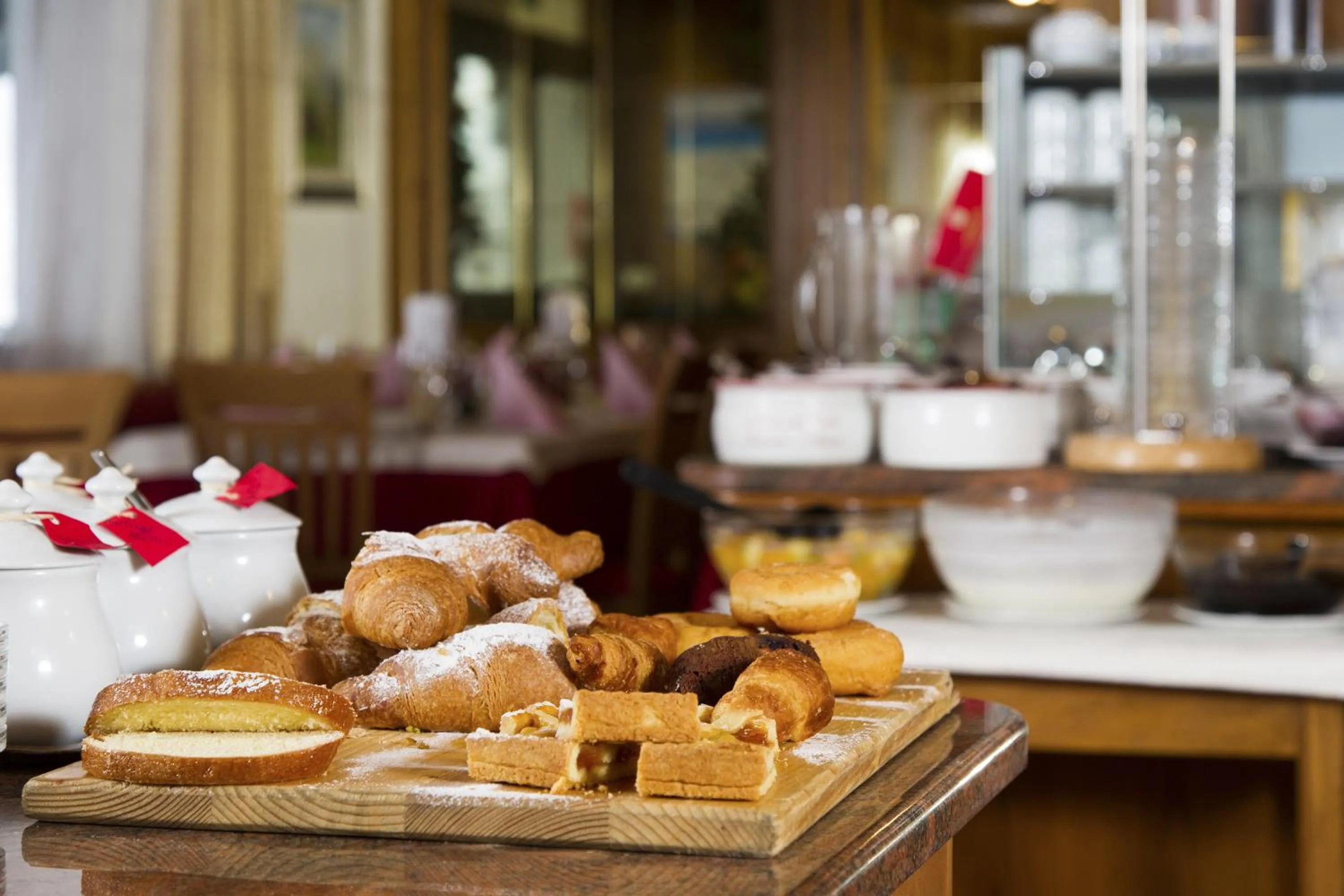 Buffet breakfast in Hotel Gran Mugon