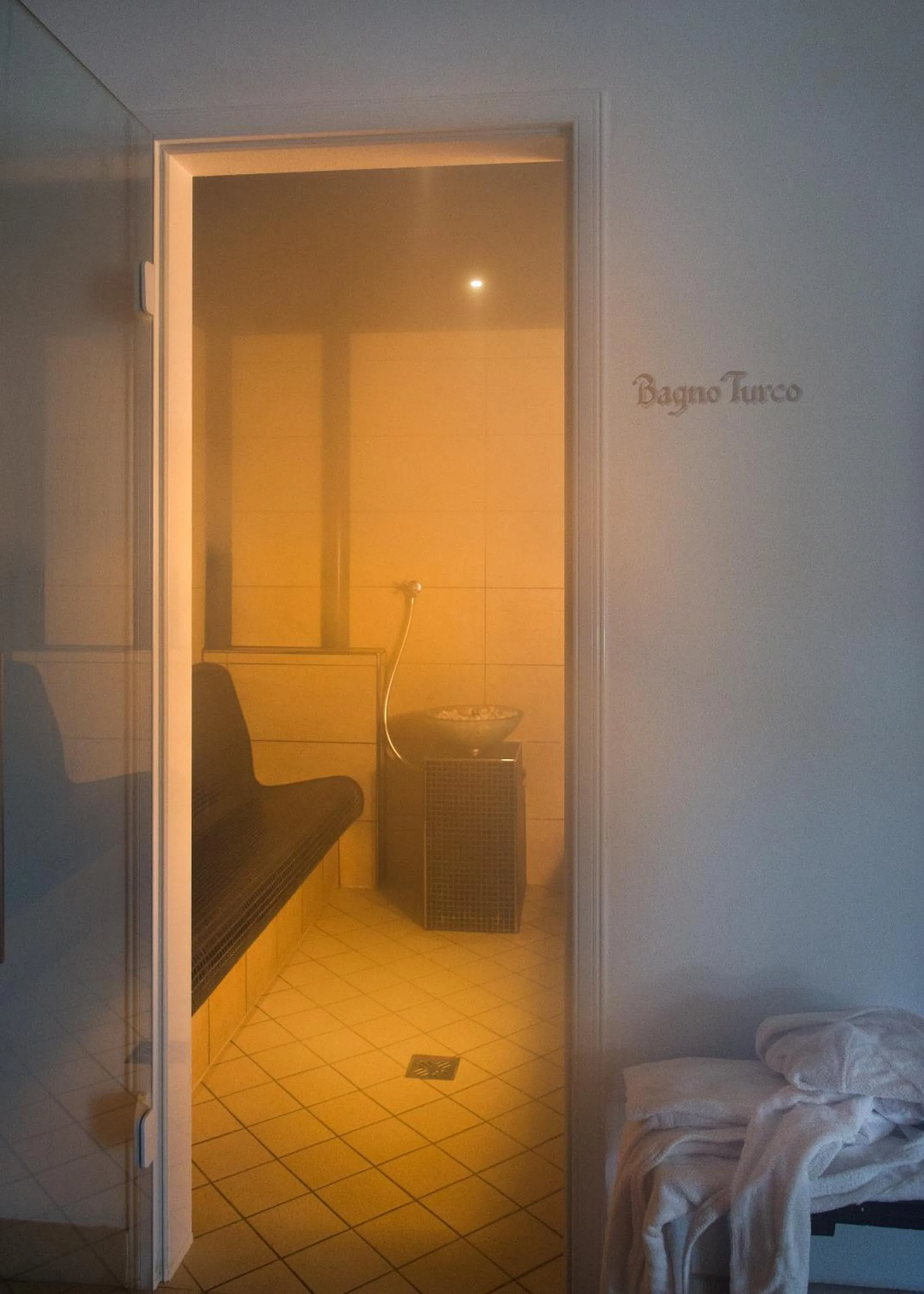 Steam room, Bed in Hotel Gran Mugon