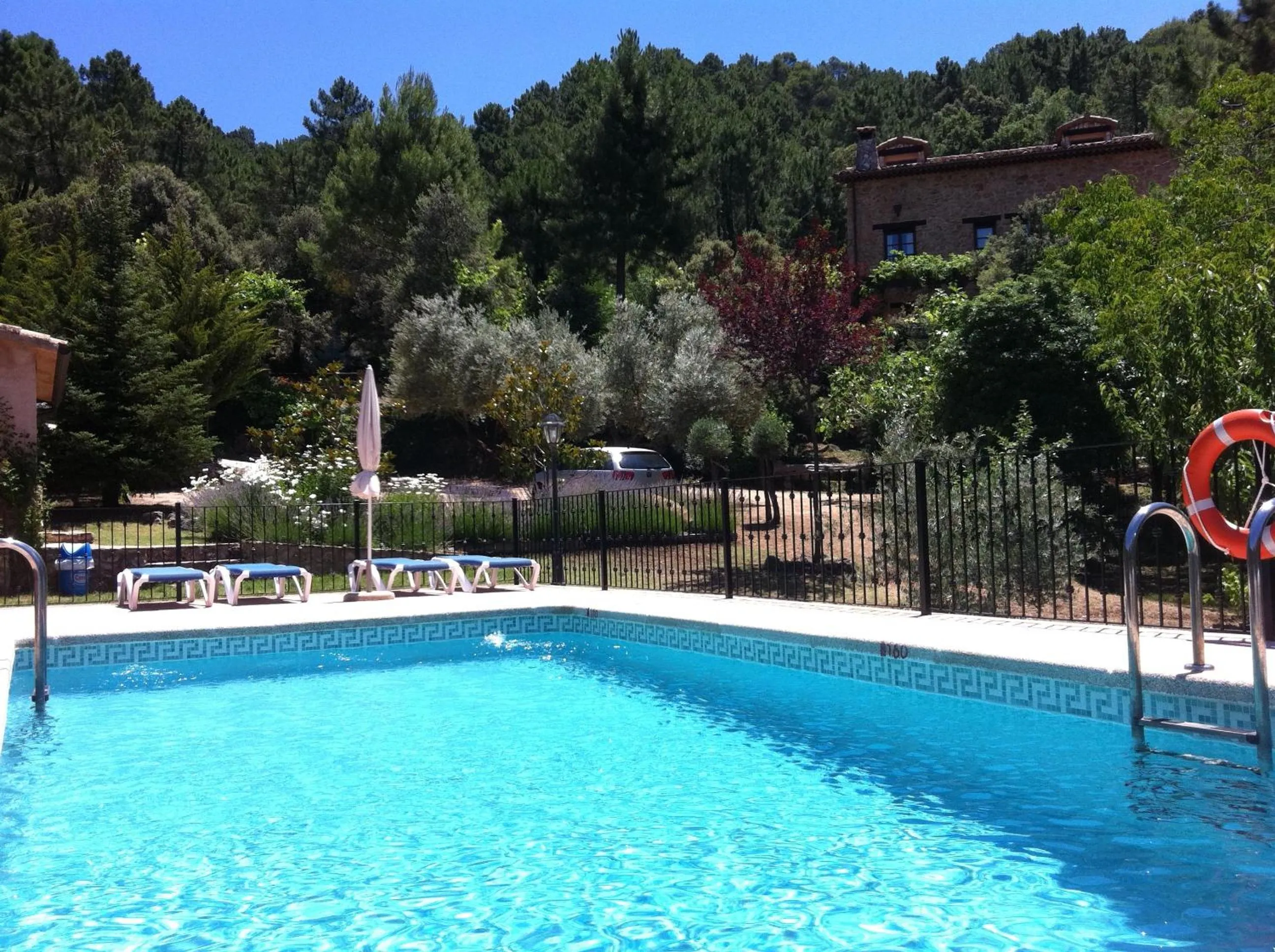 Swimming pool in Hotel de Montaña Cueva Ahumada