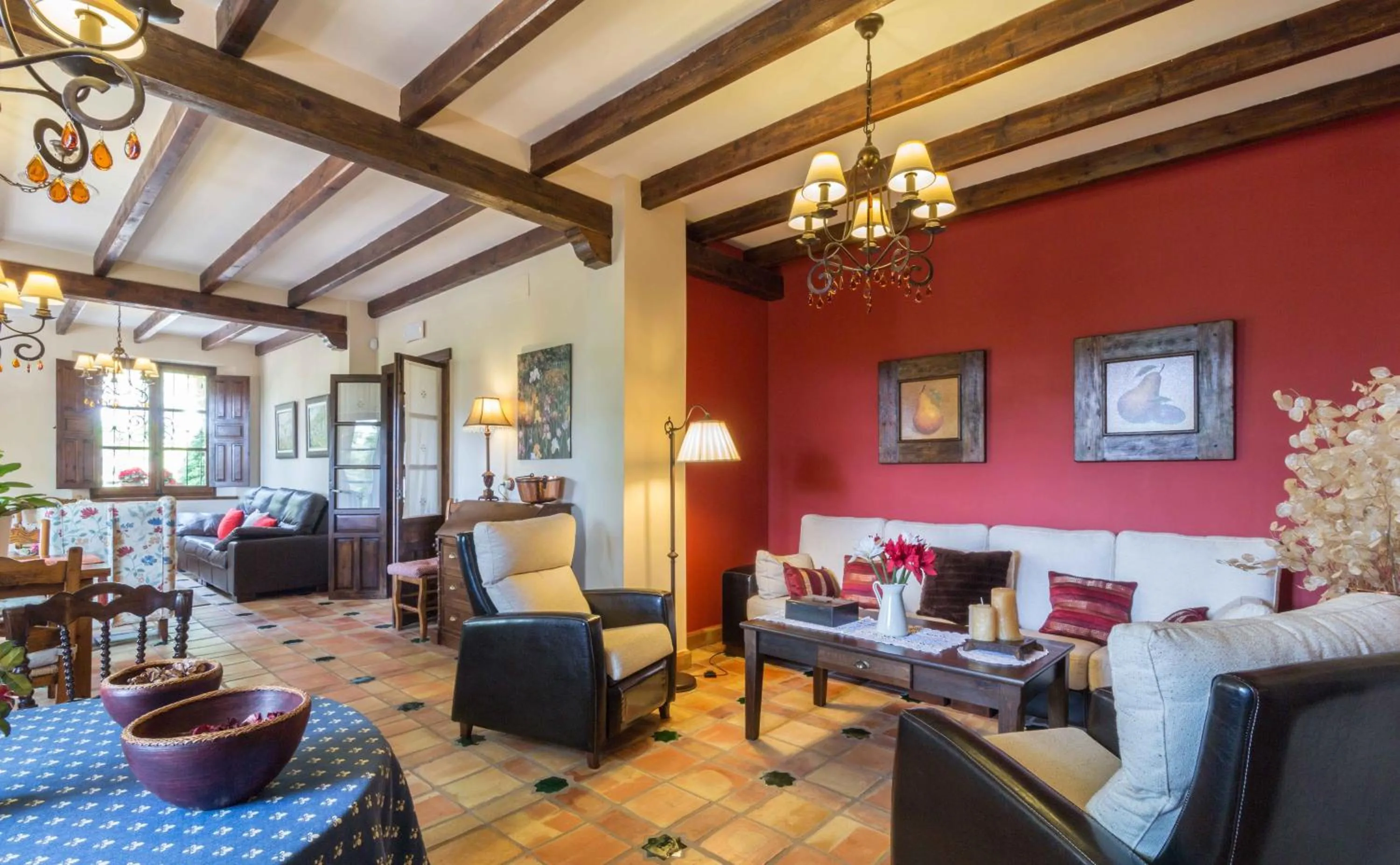 Living room in Hotel de Montaña Cueva Ahumada
