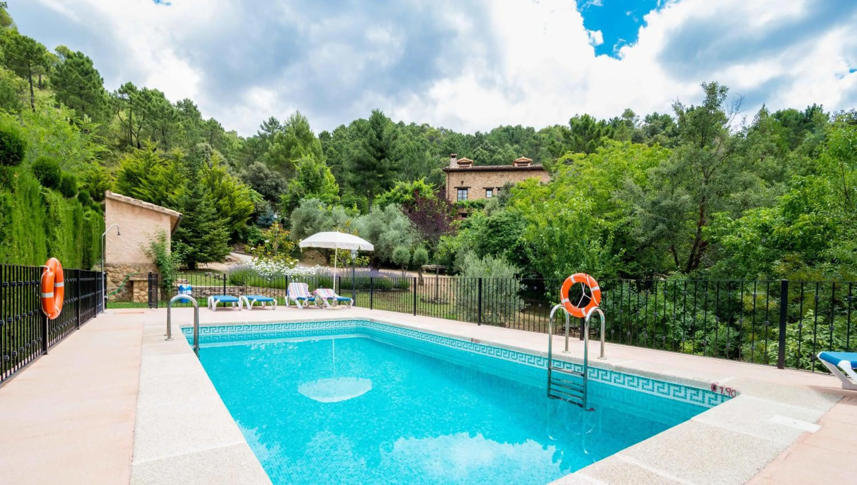Swimming pool in Hotel de Montaña Cueva Ahumada