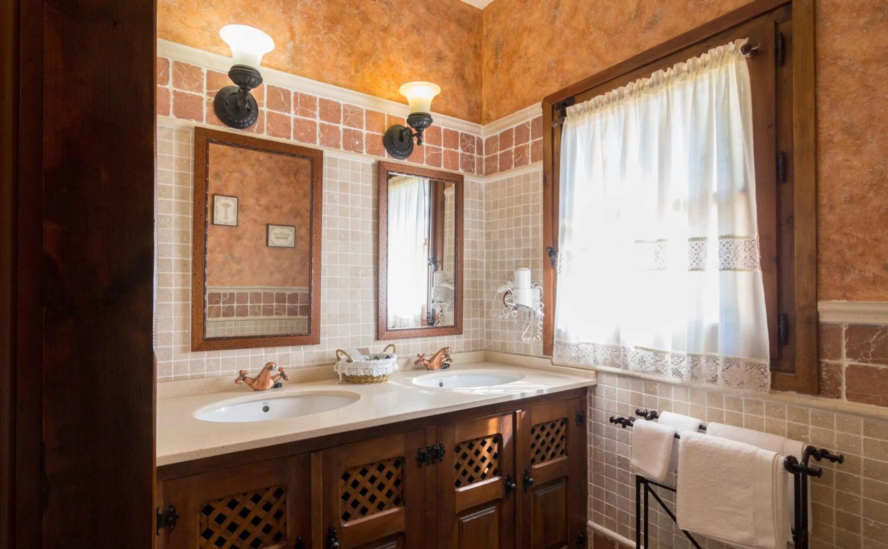 Bathroom in Hotel de Montaña Cueva Ahumada