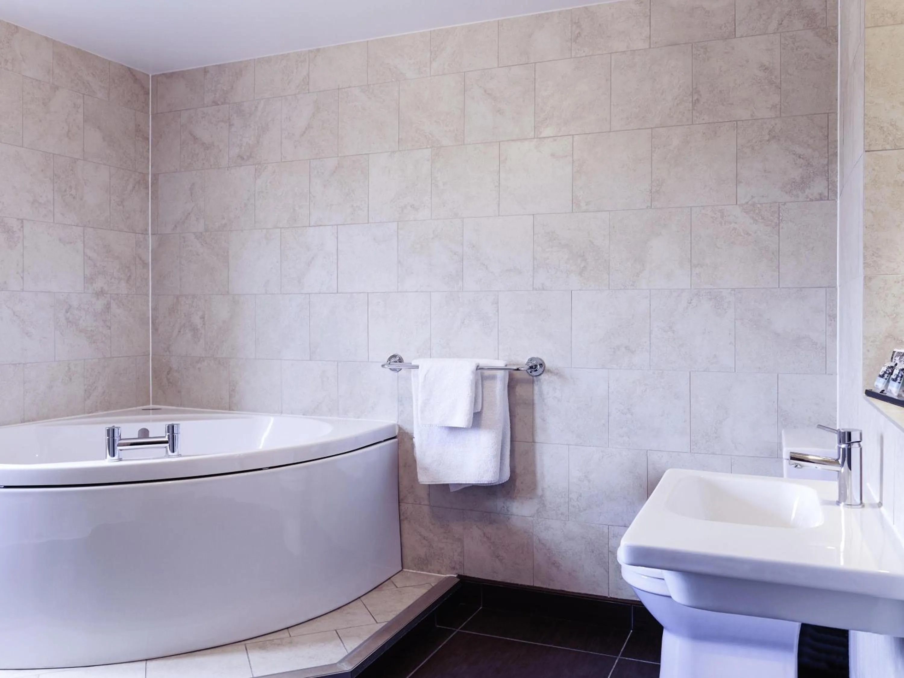 Bedroom in Mercure Thame Lambert Hotel