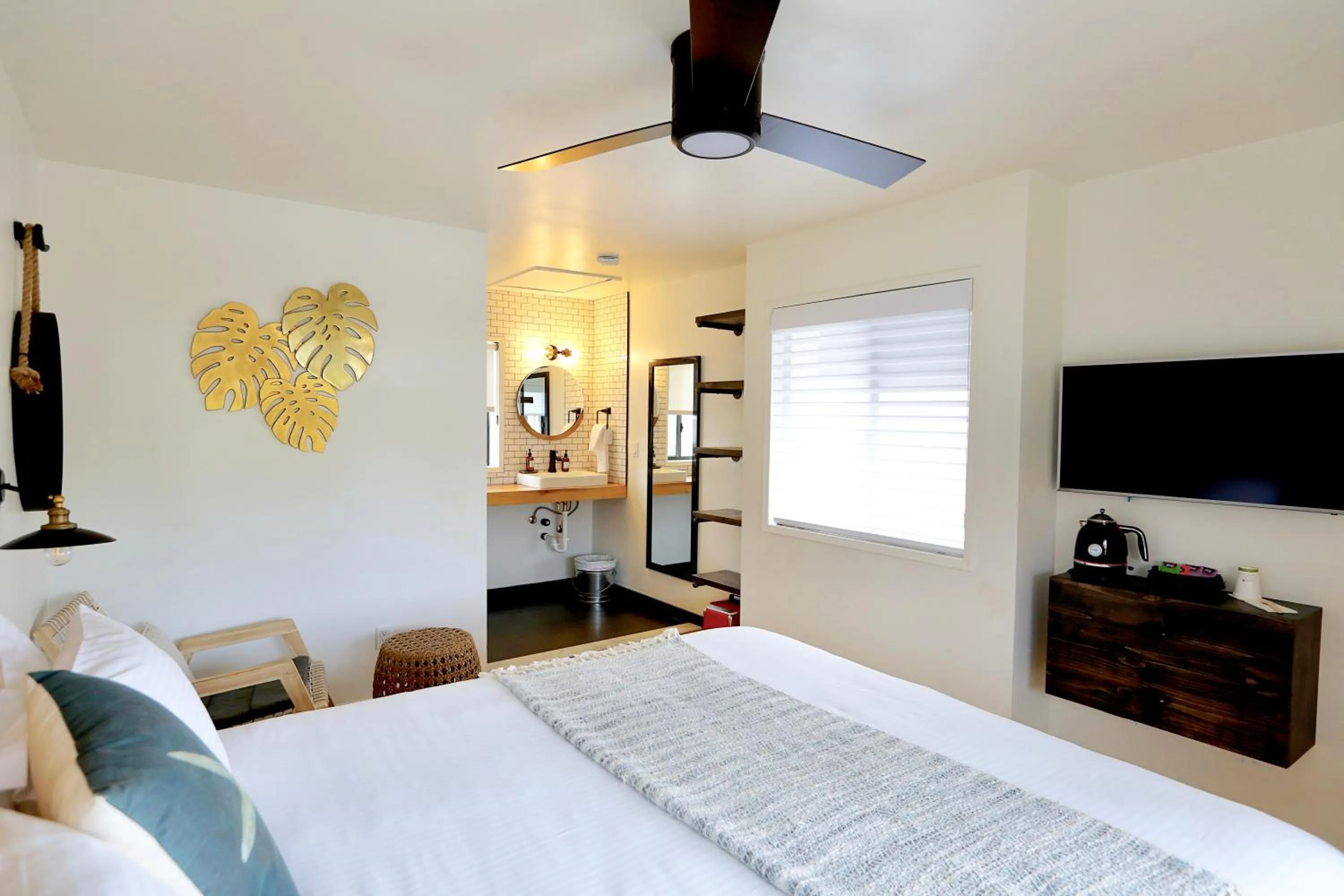 Coffee/tea facilities in Haley Hotel