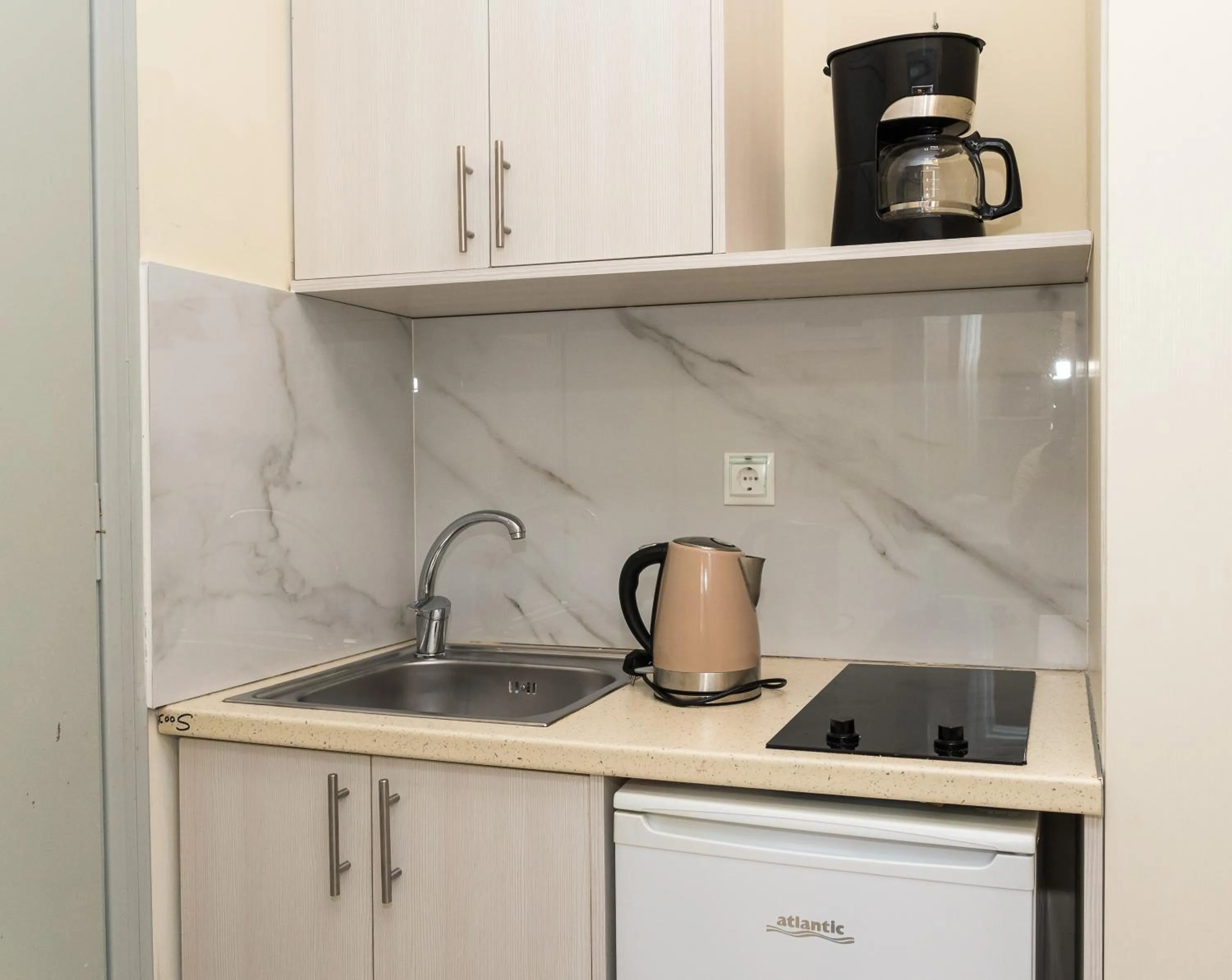 Kitchen or kitchenette in Windmill Hotel