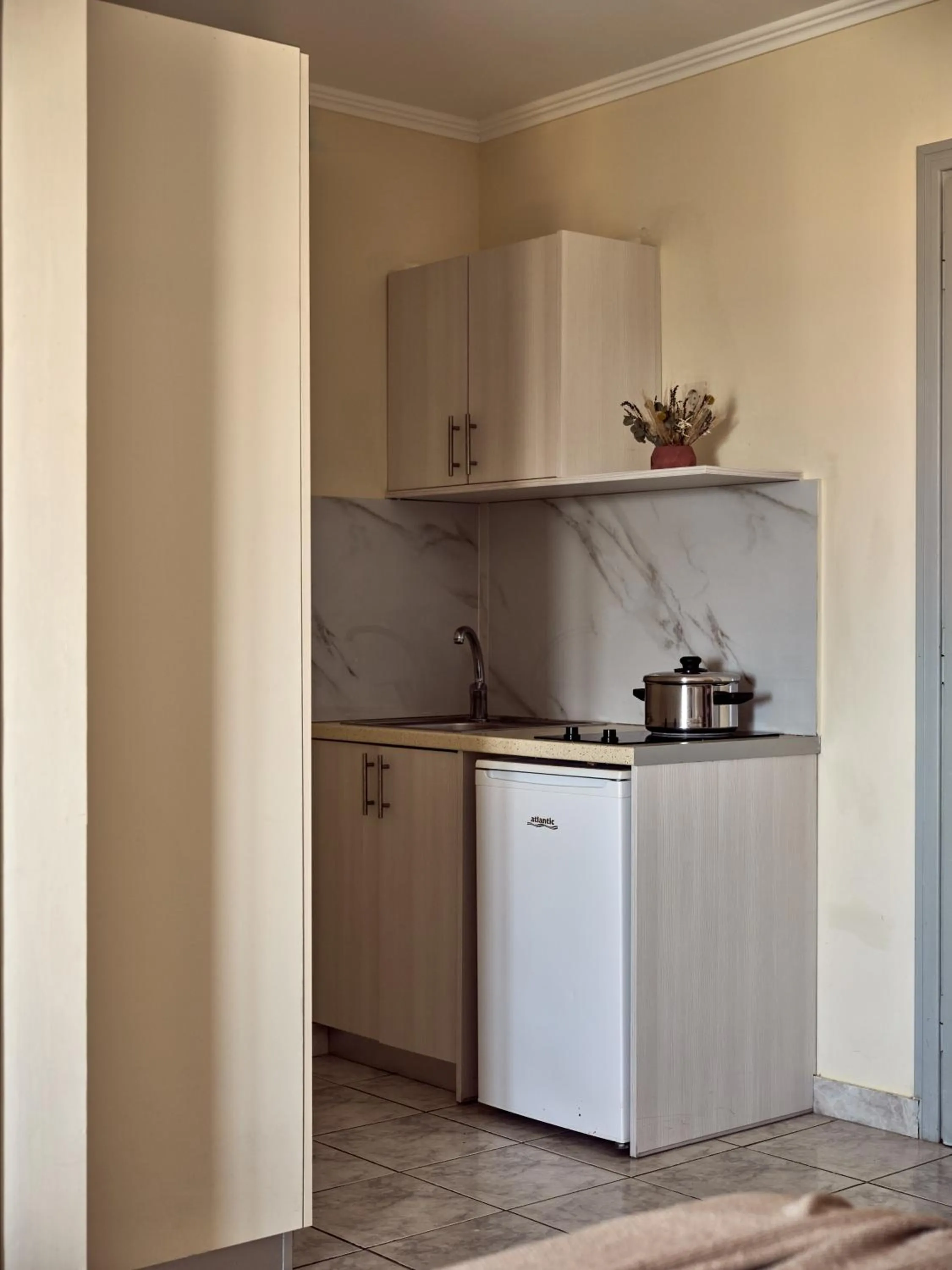 Kitchen or kitchenette in Windmill Hotel