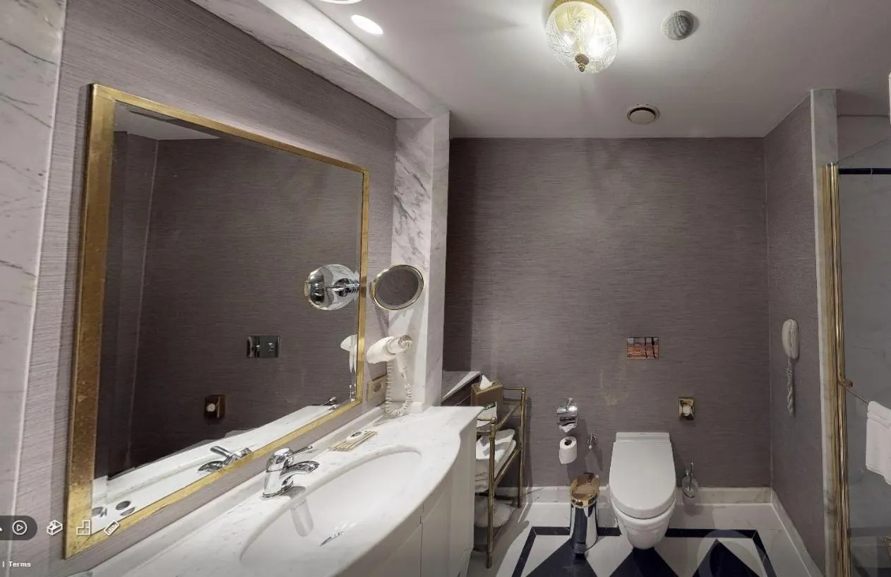 Toilet in Rixos Pera Istanbul