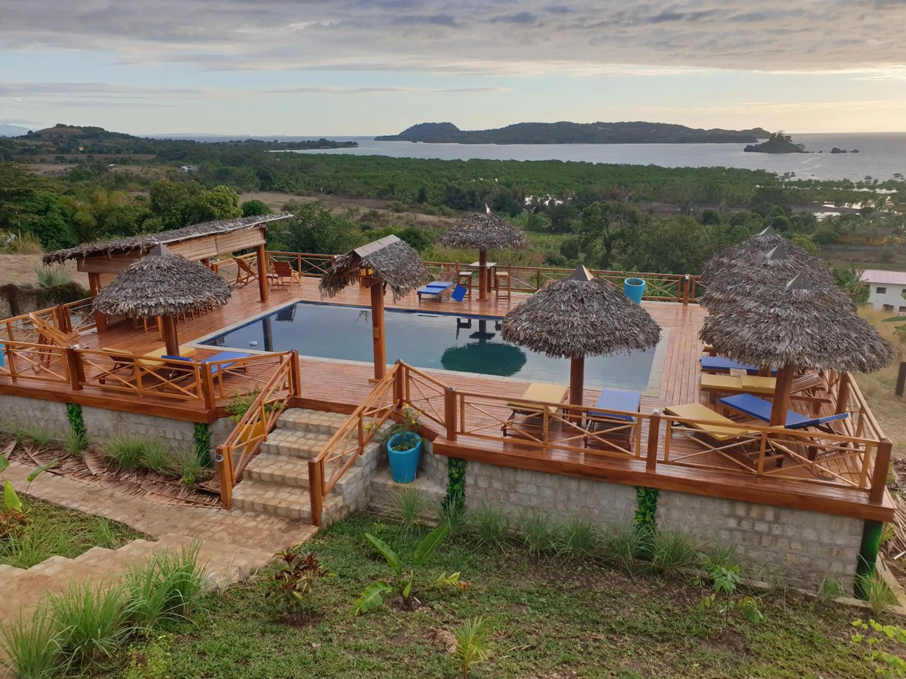 Swimming pool in villa nosy détente
