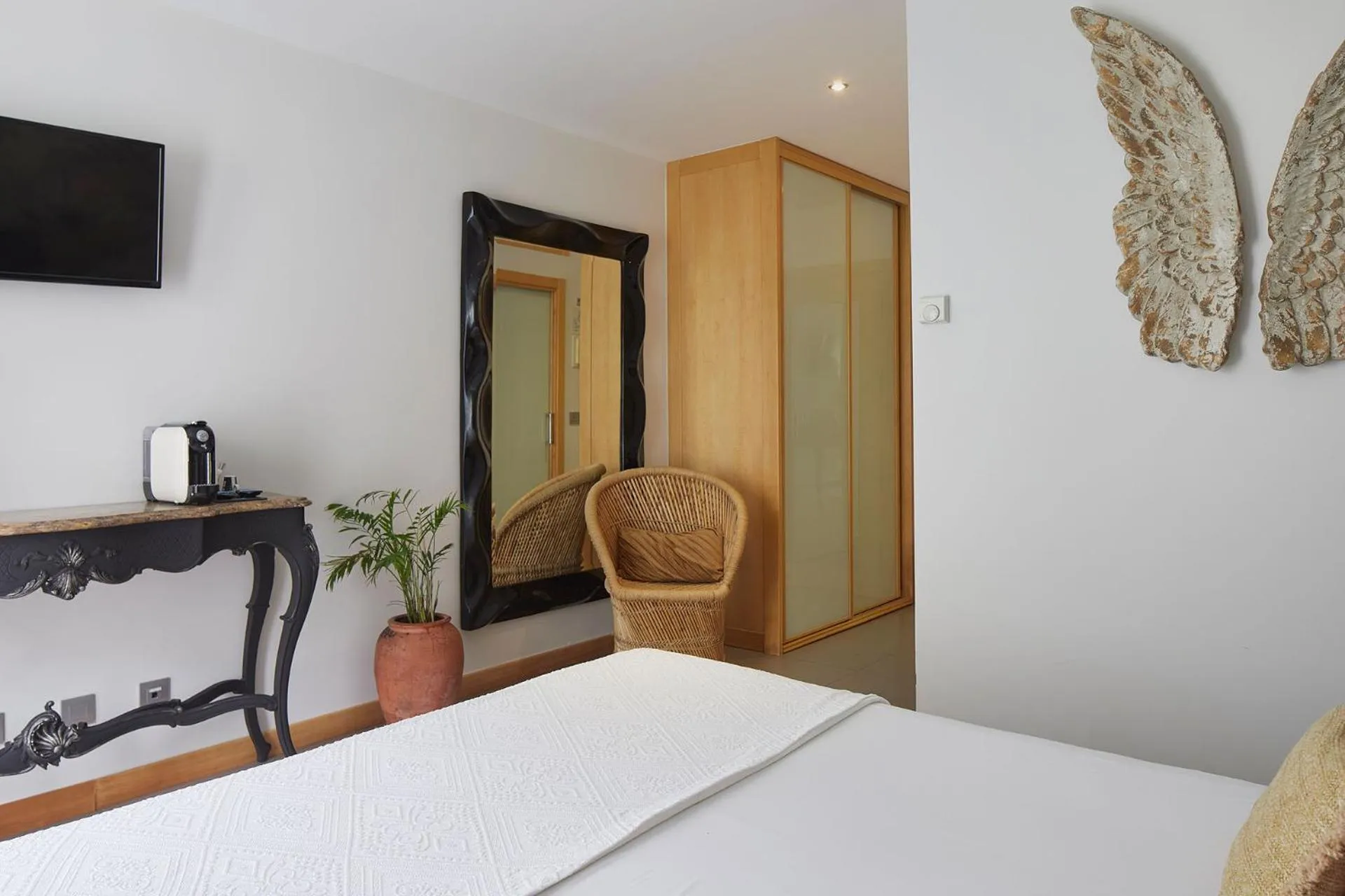 Photo of the whole room in Hotel Boutique Txanka Erreka PARKING INCLUIDO