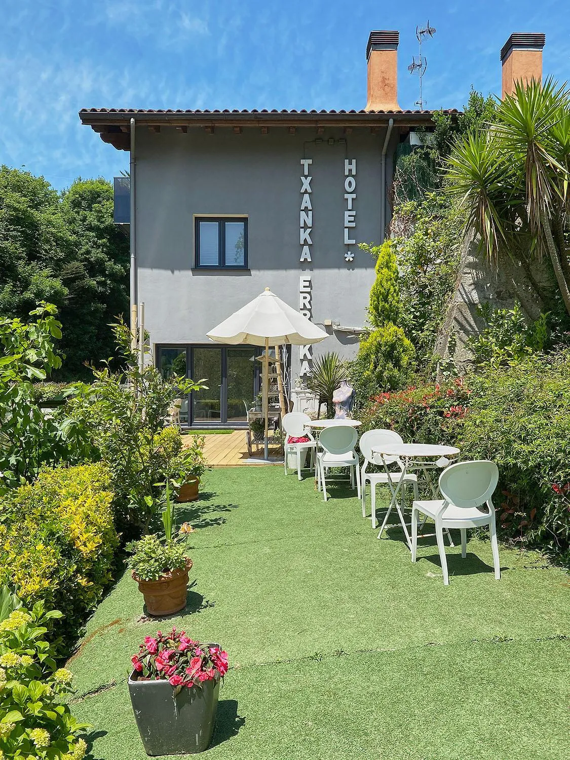 Garden view in Hotel Boutique Txanka Erreka PARKING INCLUIDO