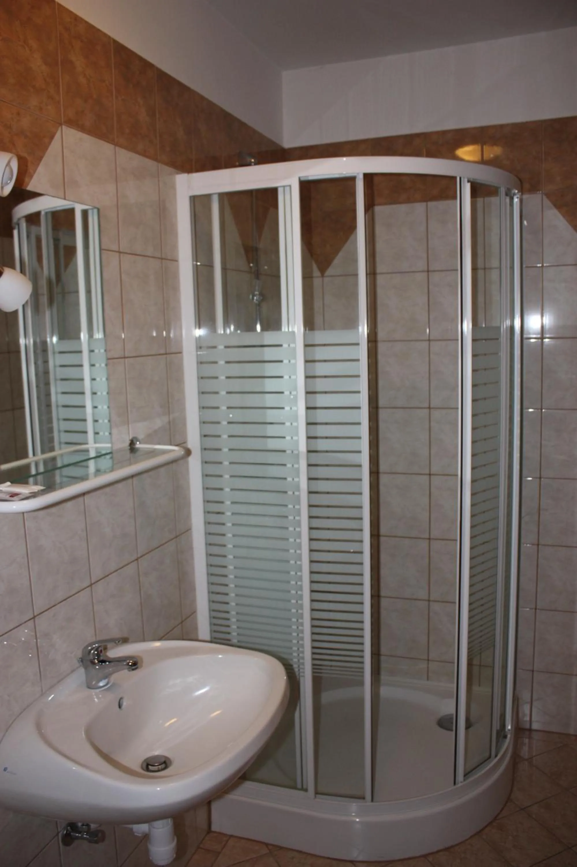 Shower in Rábensteiner Panzió