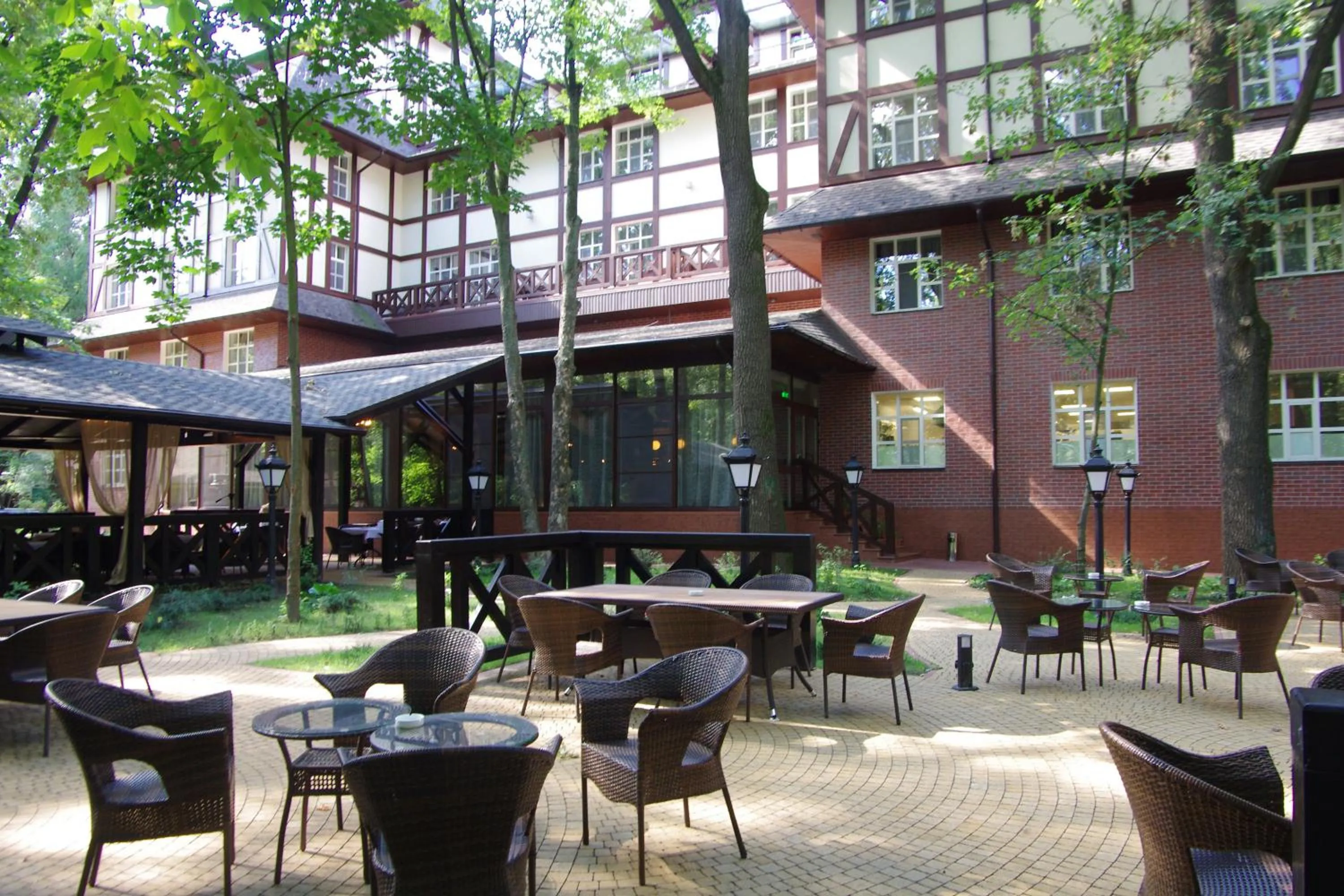 Facade/entrance in Park-Hotel Golosievo