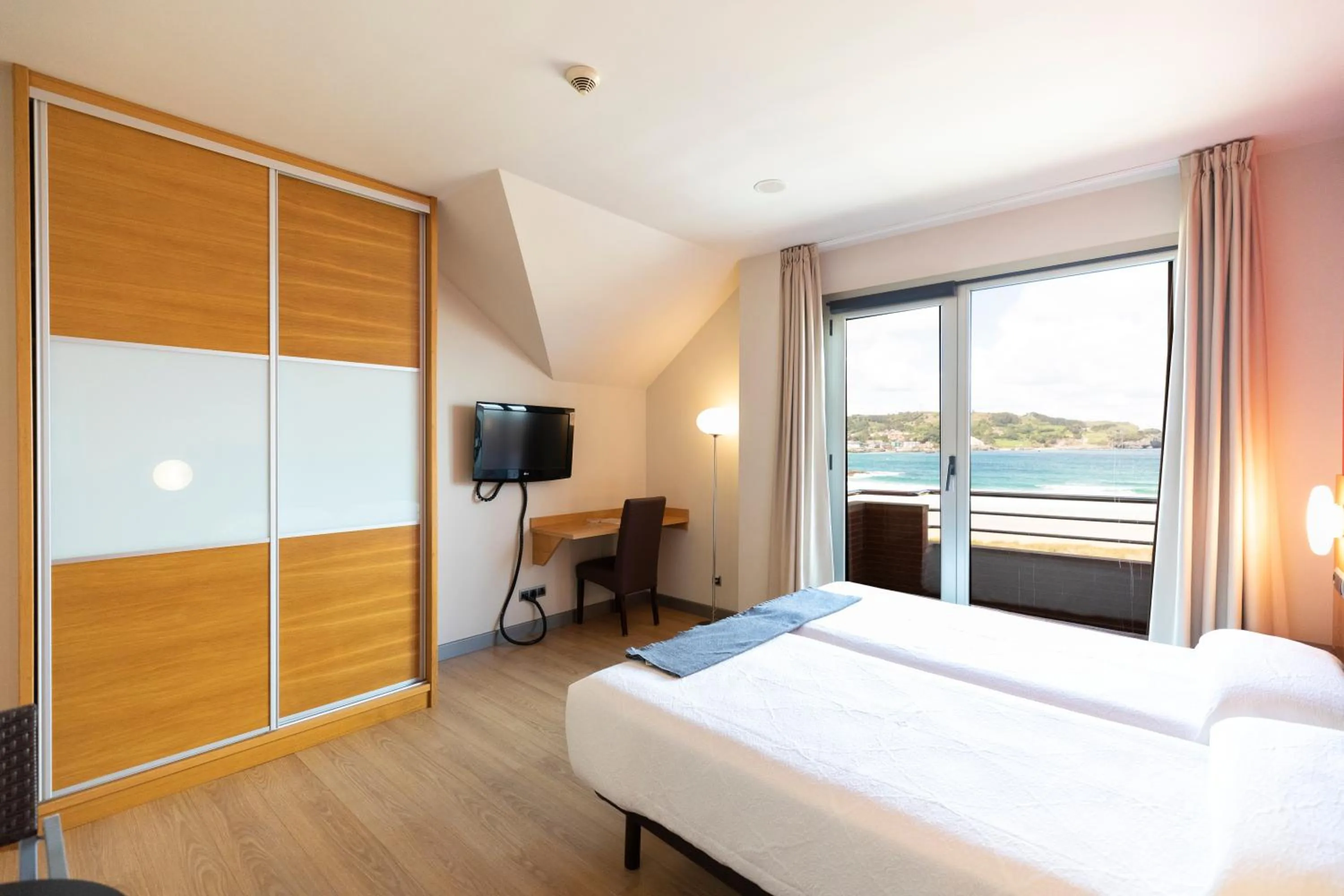 Bedroom in Hotel Marítimo Ris con garaje