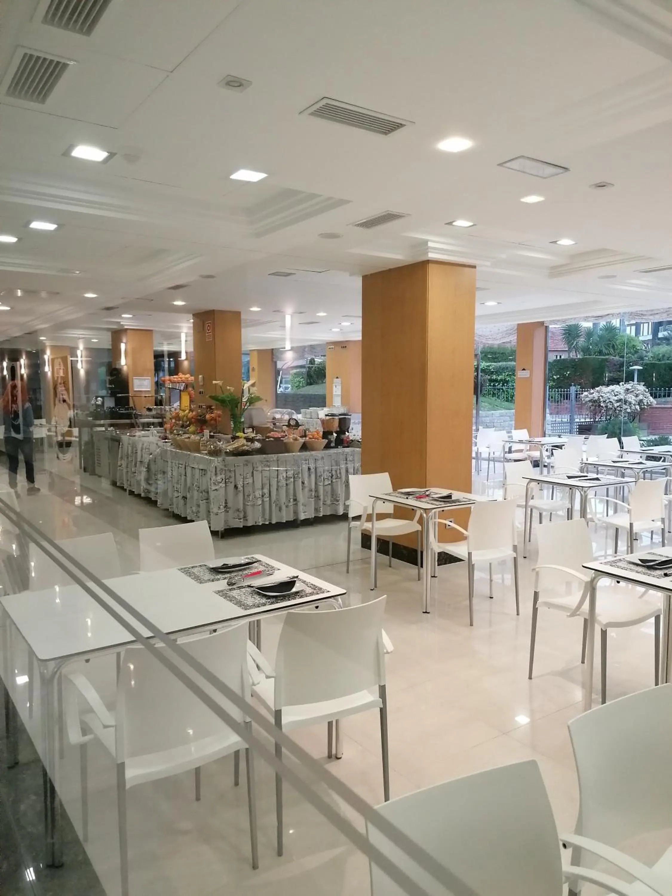 Buffet breakfast in Hotel Marítimo Ris con garaje