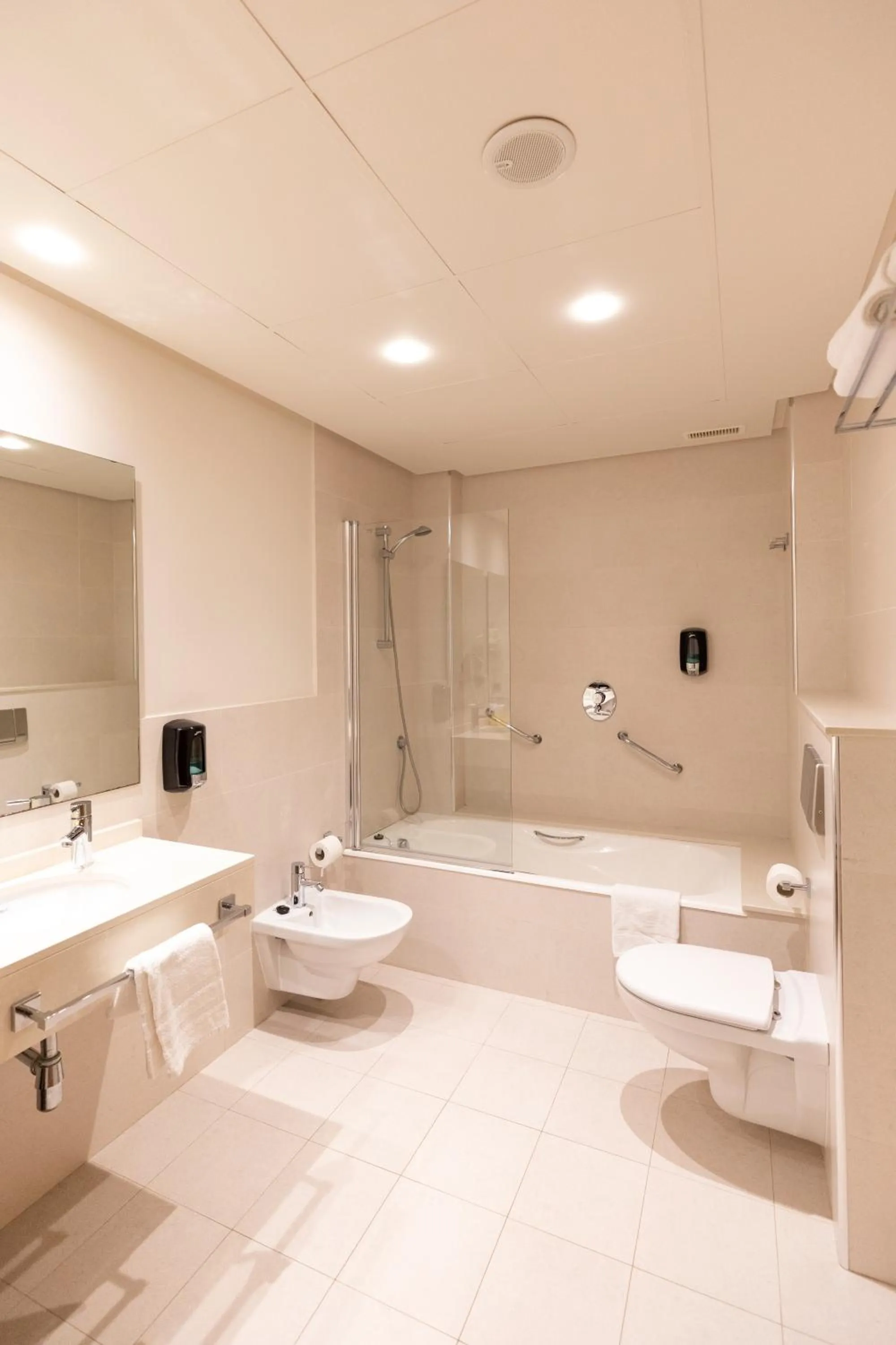 Bathroom in Hotel Marítimo Ris con garaje