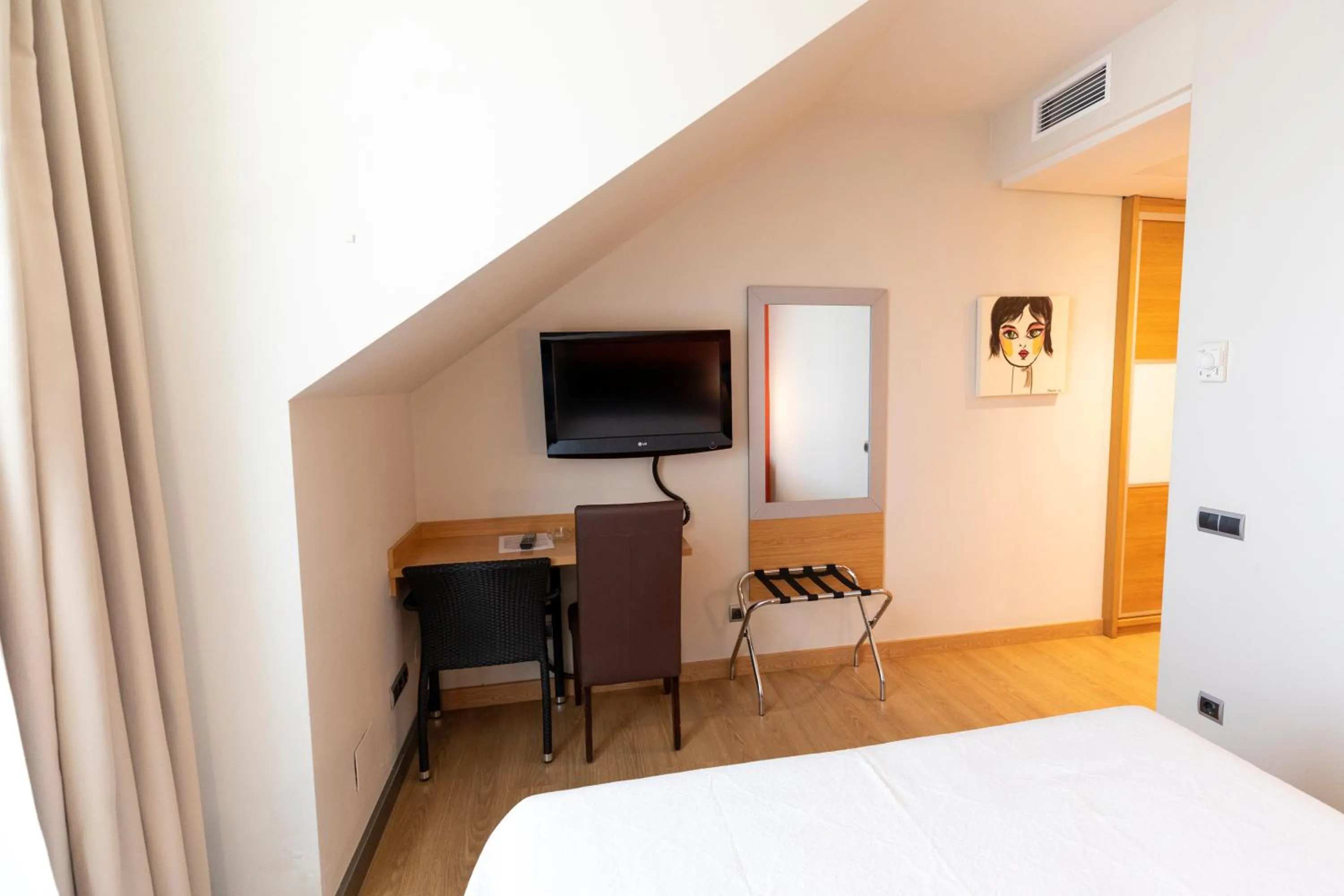 Bedroom in Hotel Marítimo Ris con garaje