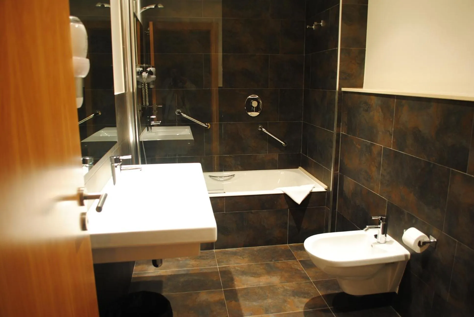 Bathroom in Hotel Marítimo Ris con garaje