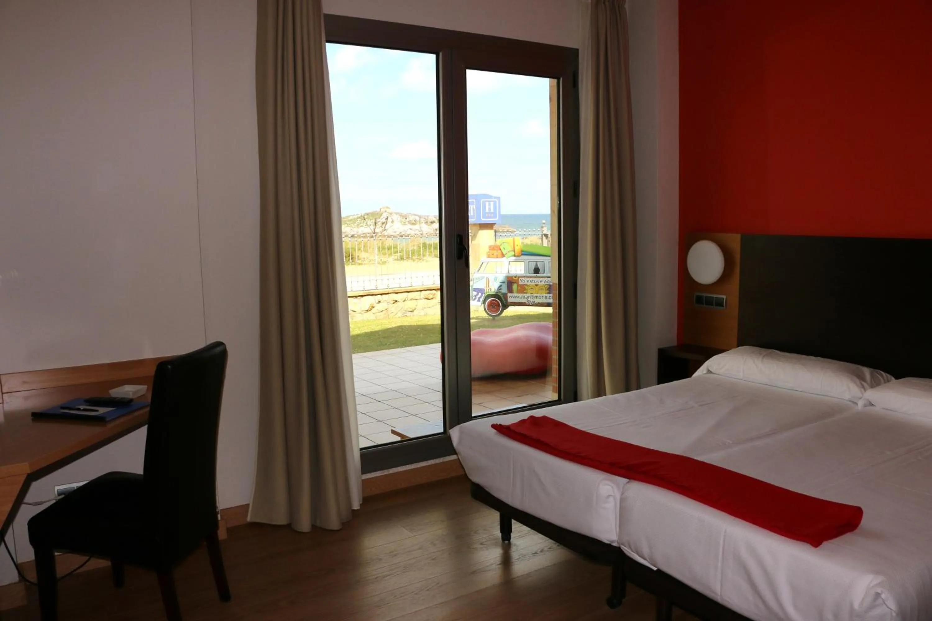 Bedroom in Hotel Marítimo Ris con garaje