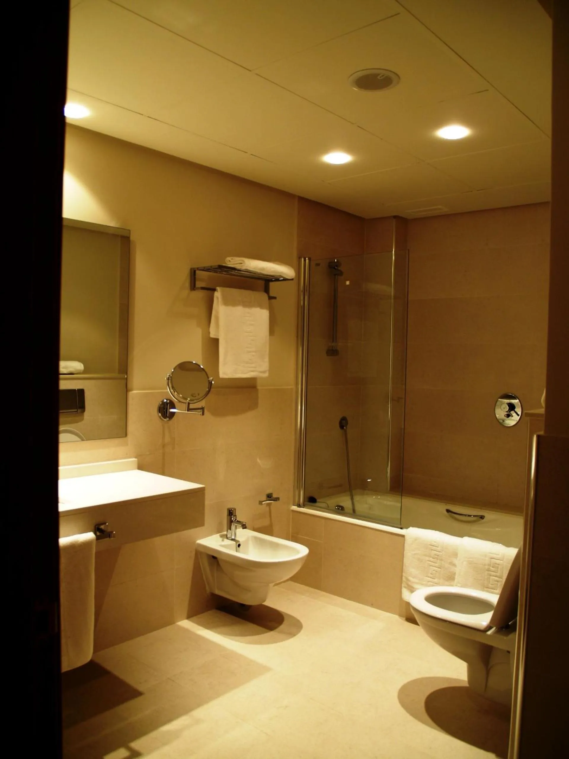 Bathroom in Hotel Marítimo Ris con garaje