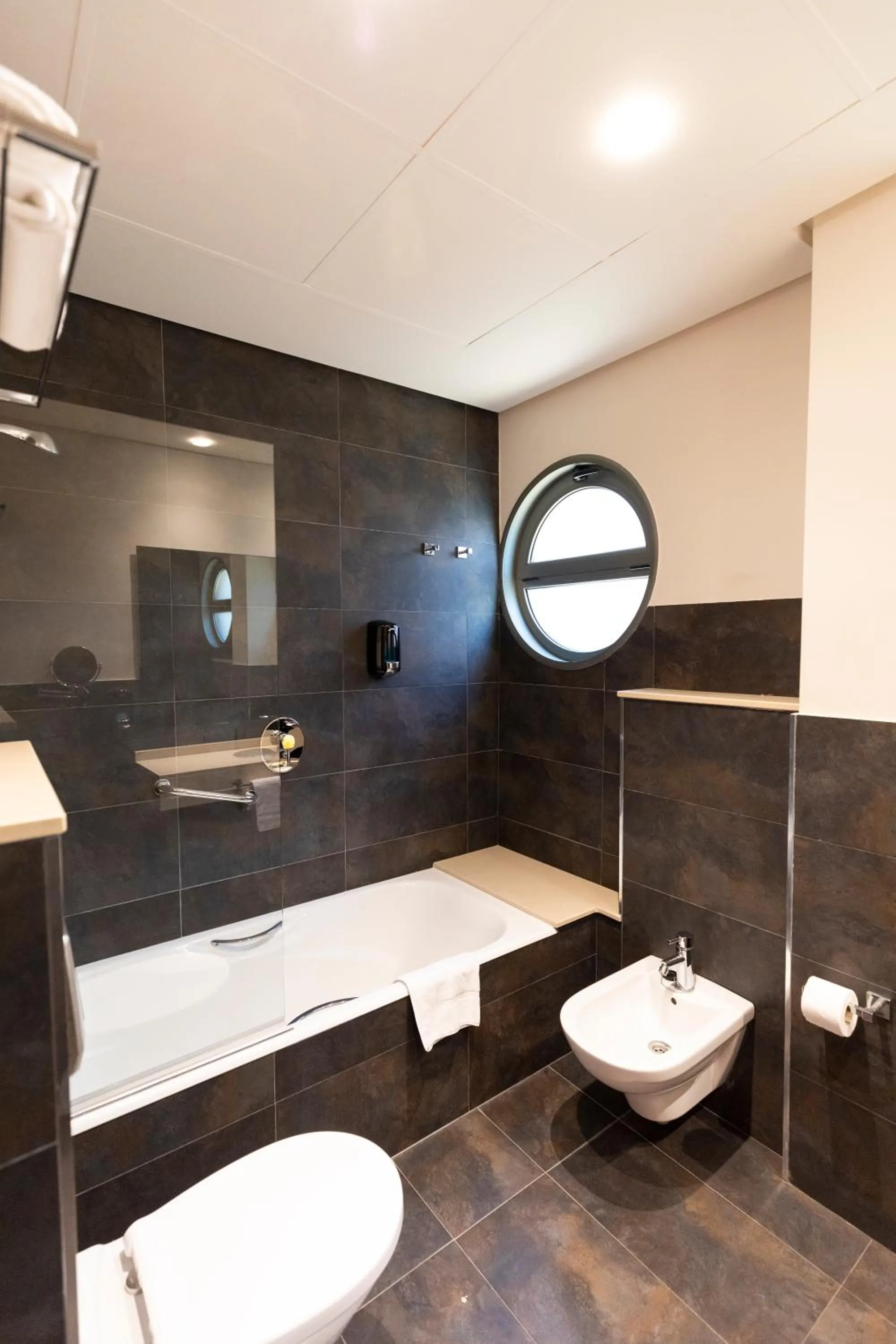 Bathroom in Hotel Marítimo Ris con garaje