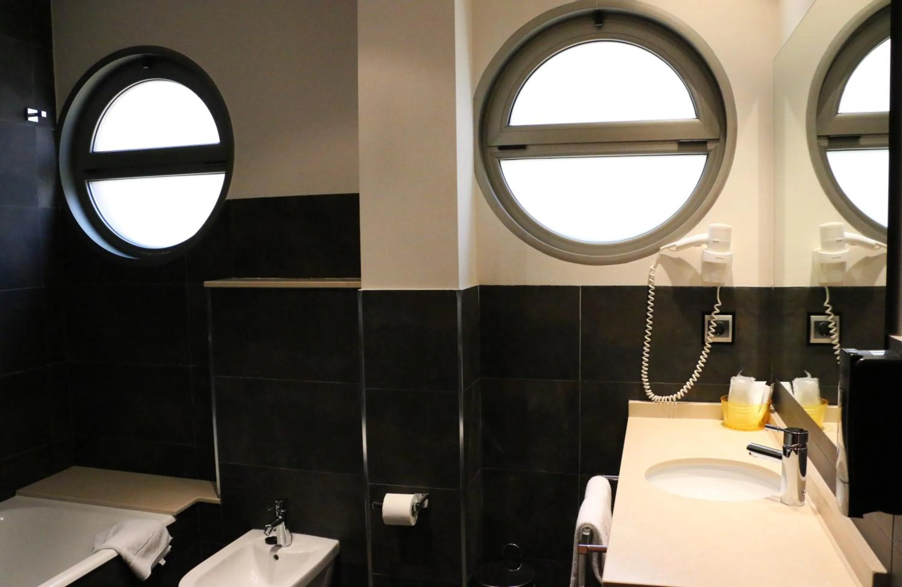 Bathroom in Hotel Marítimo Ris con garaje