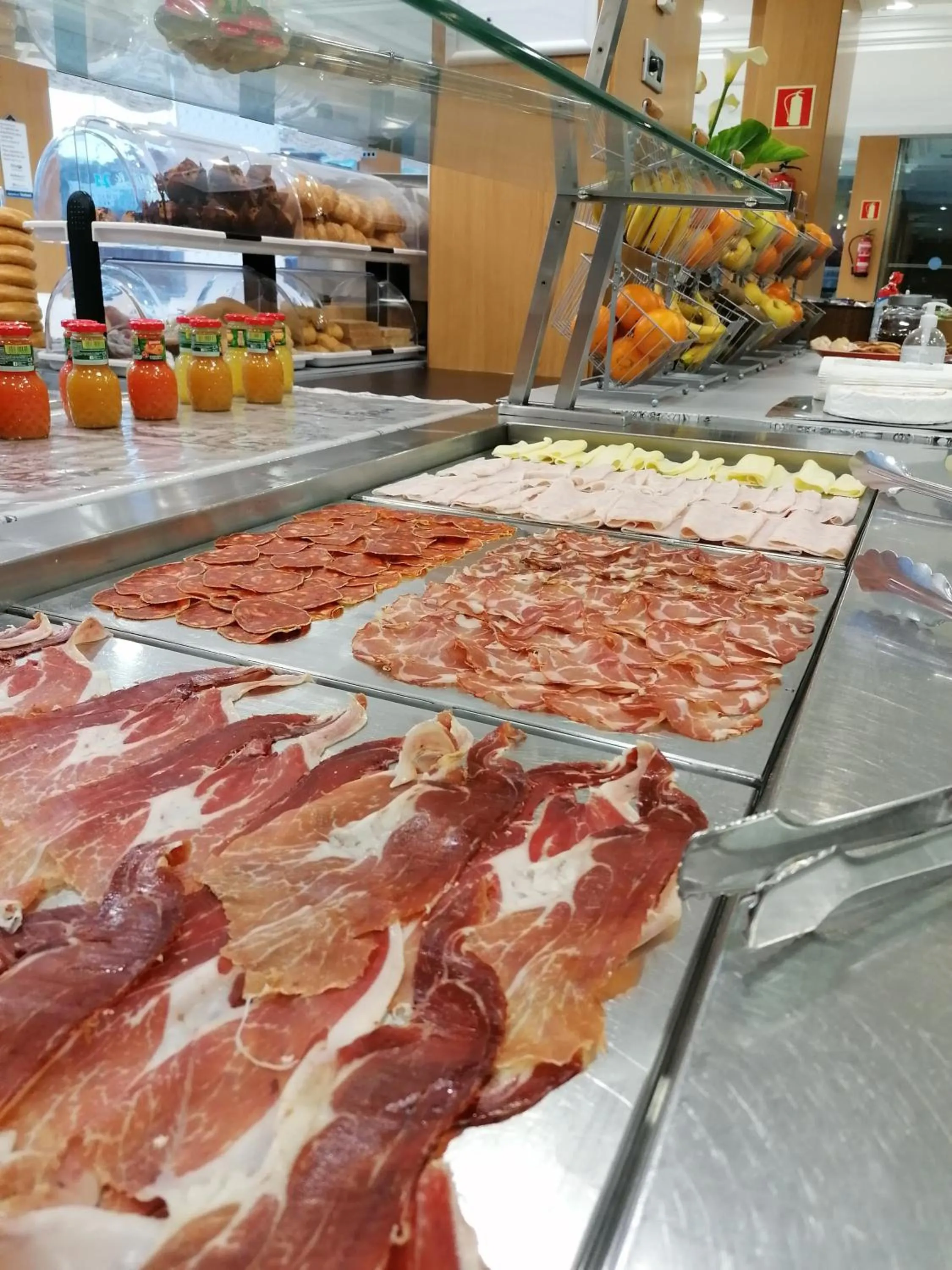 Buffet breakfast in Hotel Marítimo Ris con garaje