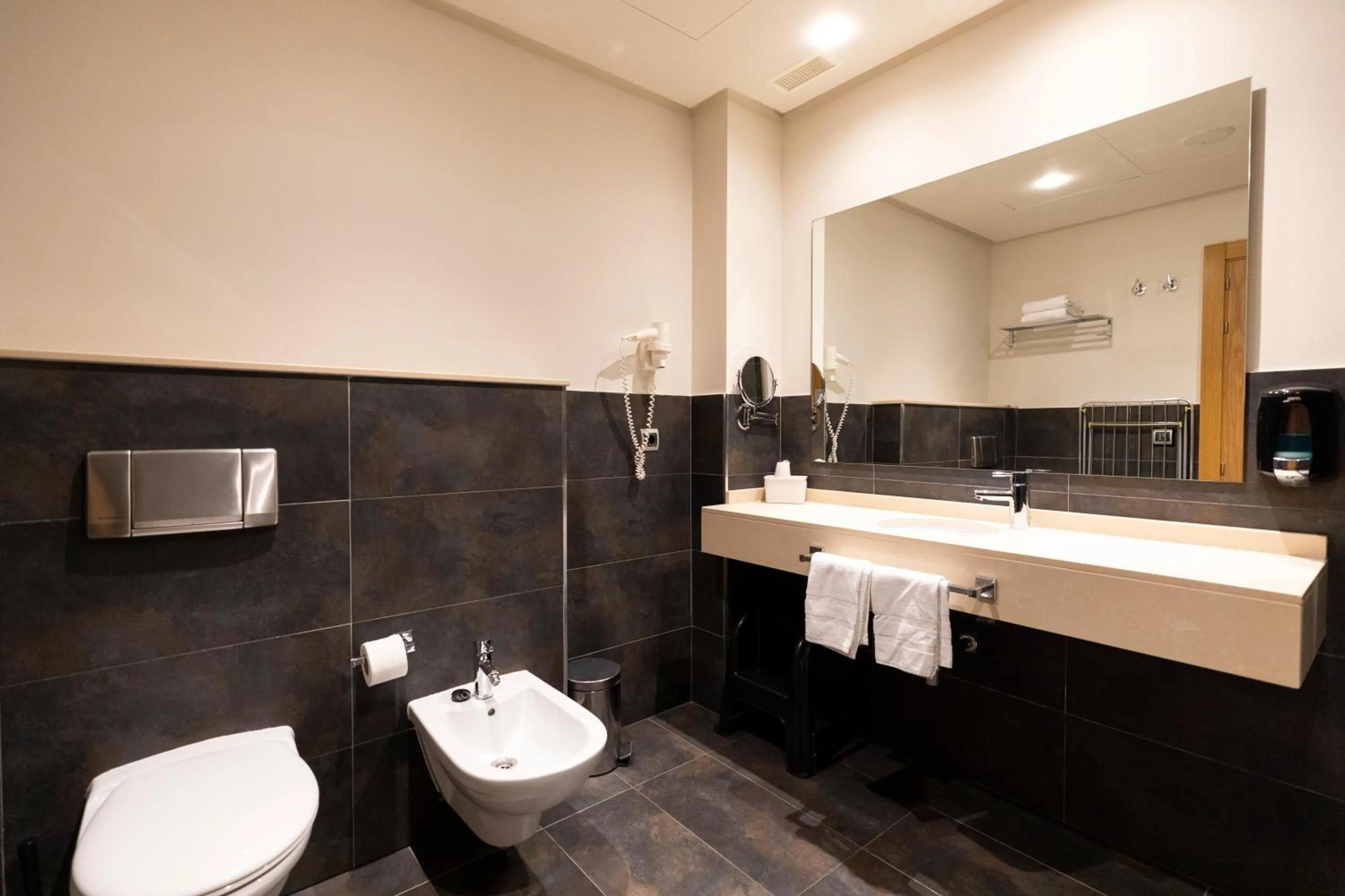 Bathroom in Hotel Marítimo Ris con garaje