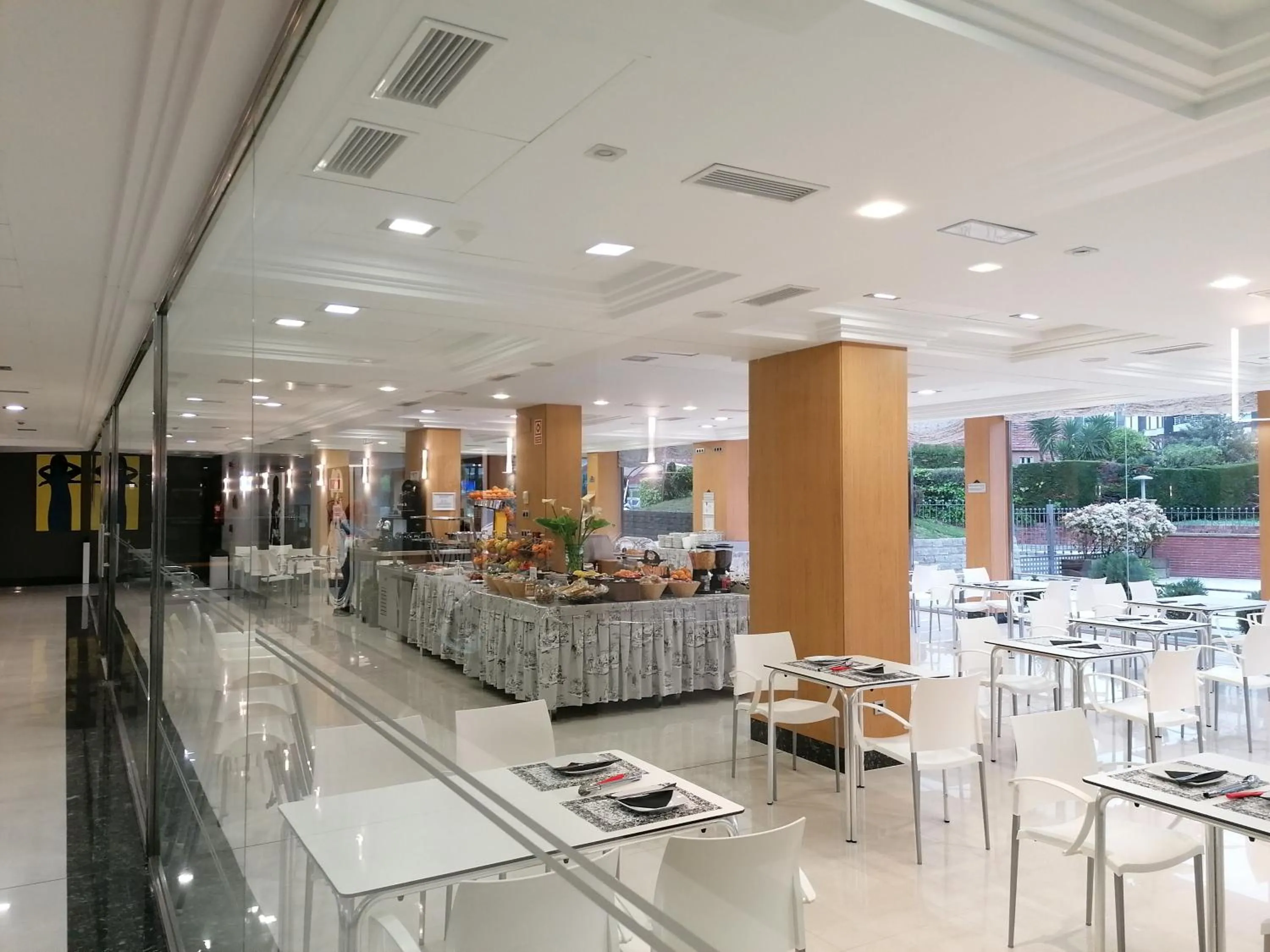 Buffet breakfast in Hotel Marítimo Ris con garaje