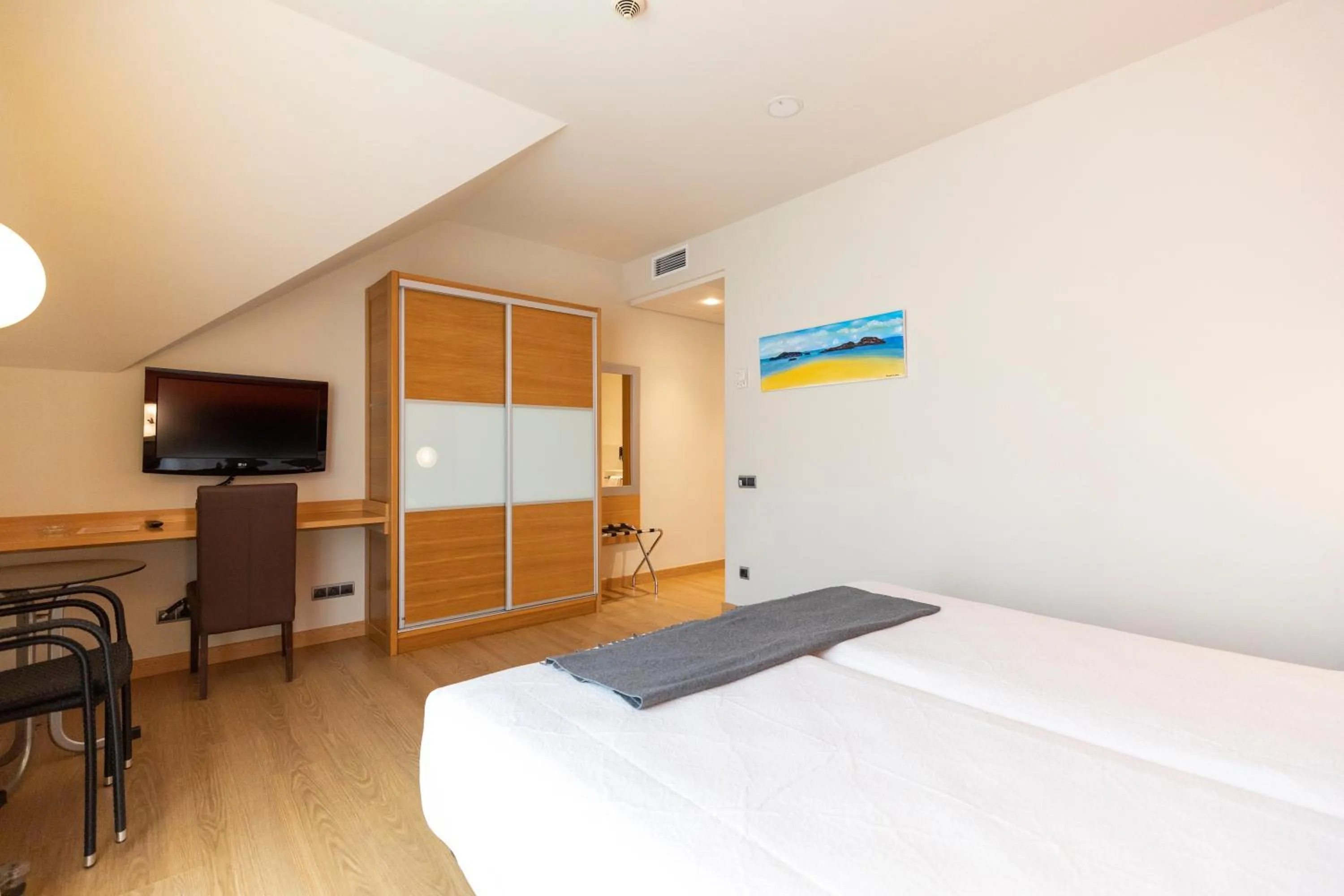 Bedroom in Hotel Marítimo Ris con garaje