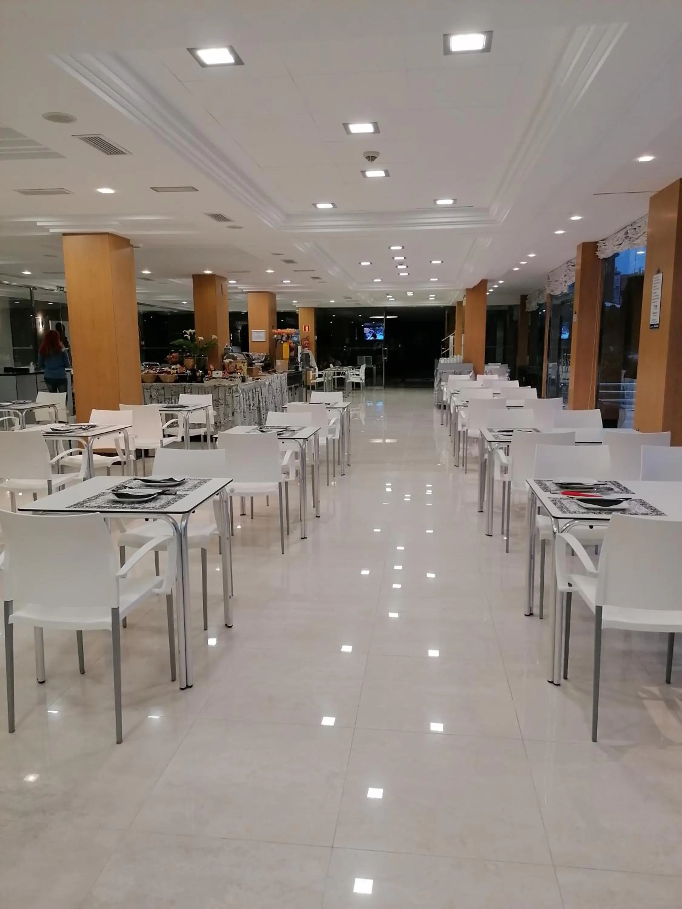 Buffet breakfast in Hotel Marítimo Ris con garaje