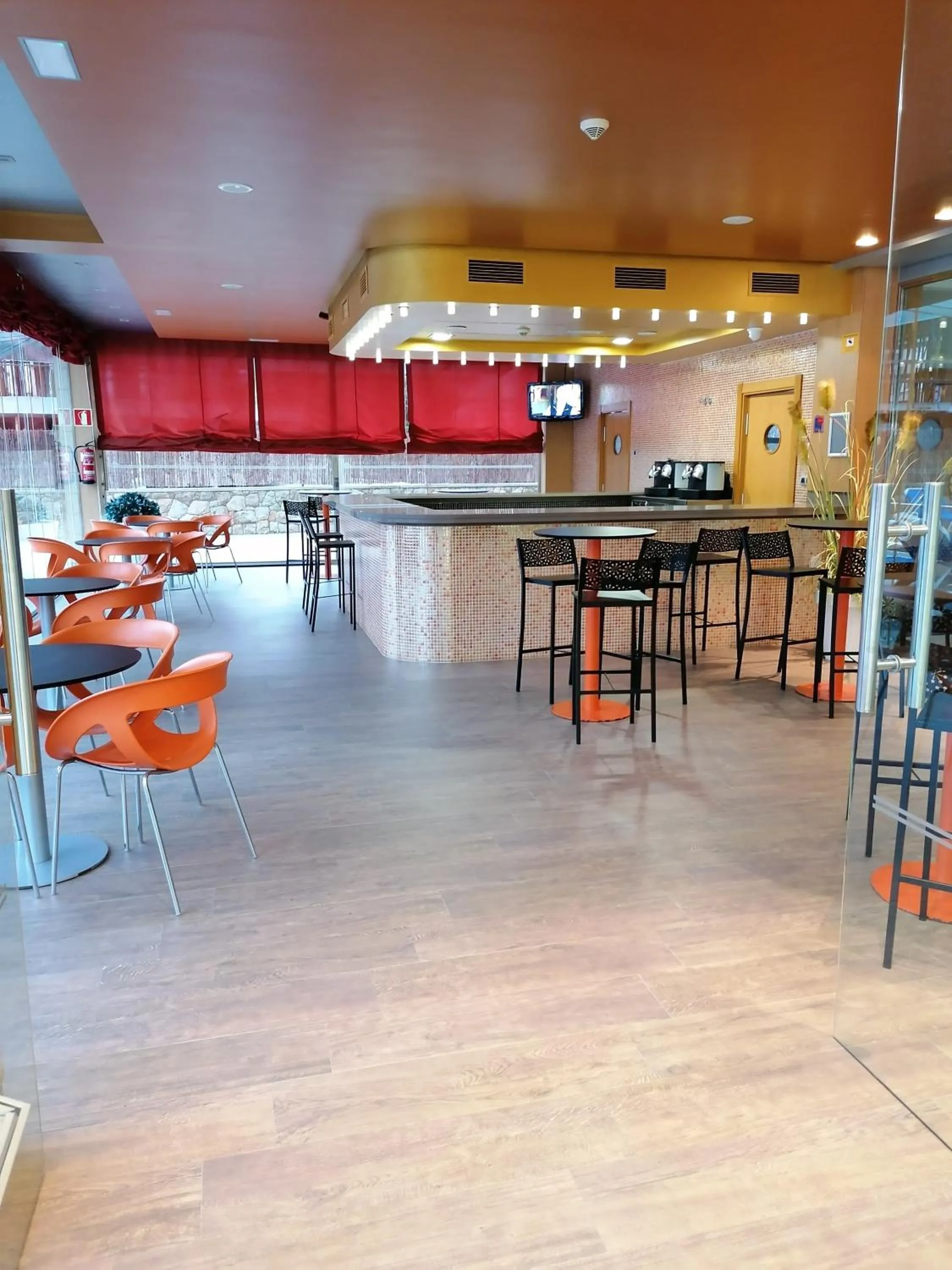 Lounge or bar in Hotel Marítimo Ris con garaje