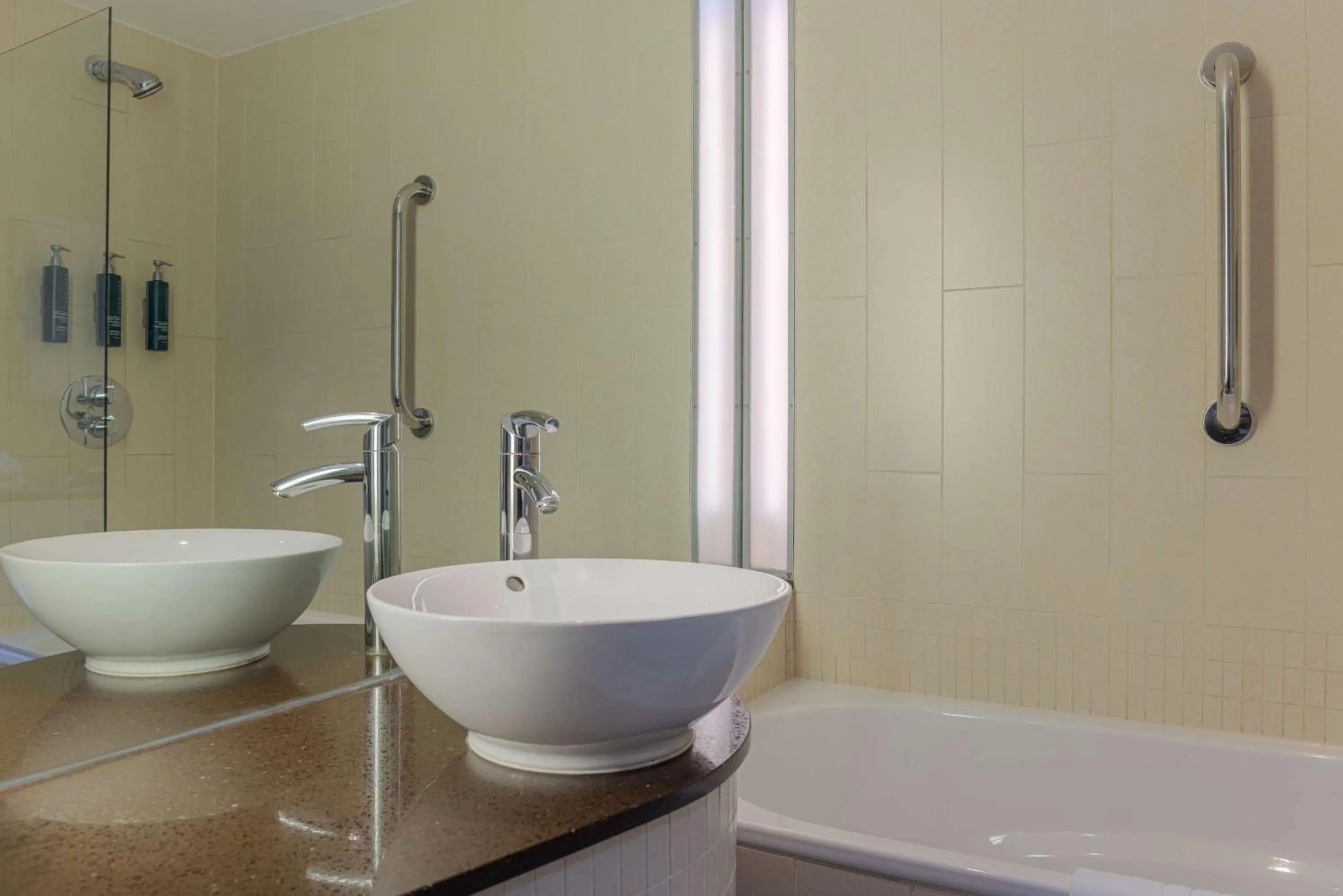 Bathroom in DoubleTree by Hilton London Heathrow Airport