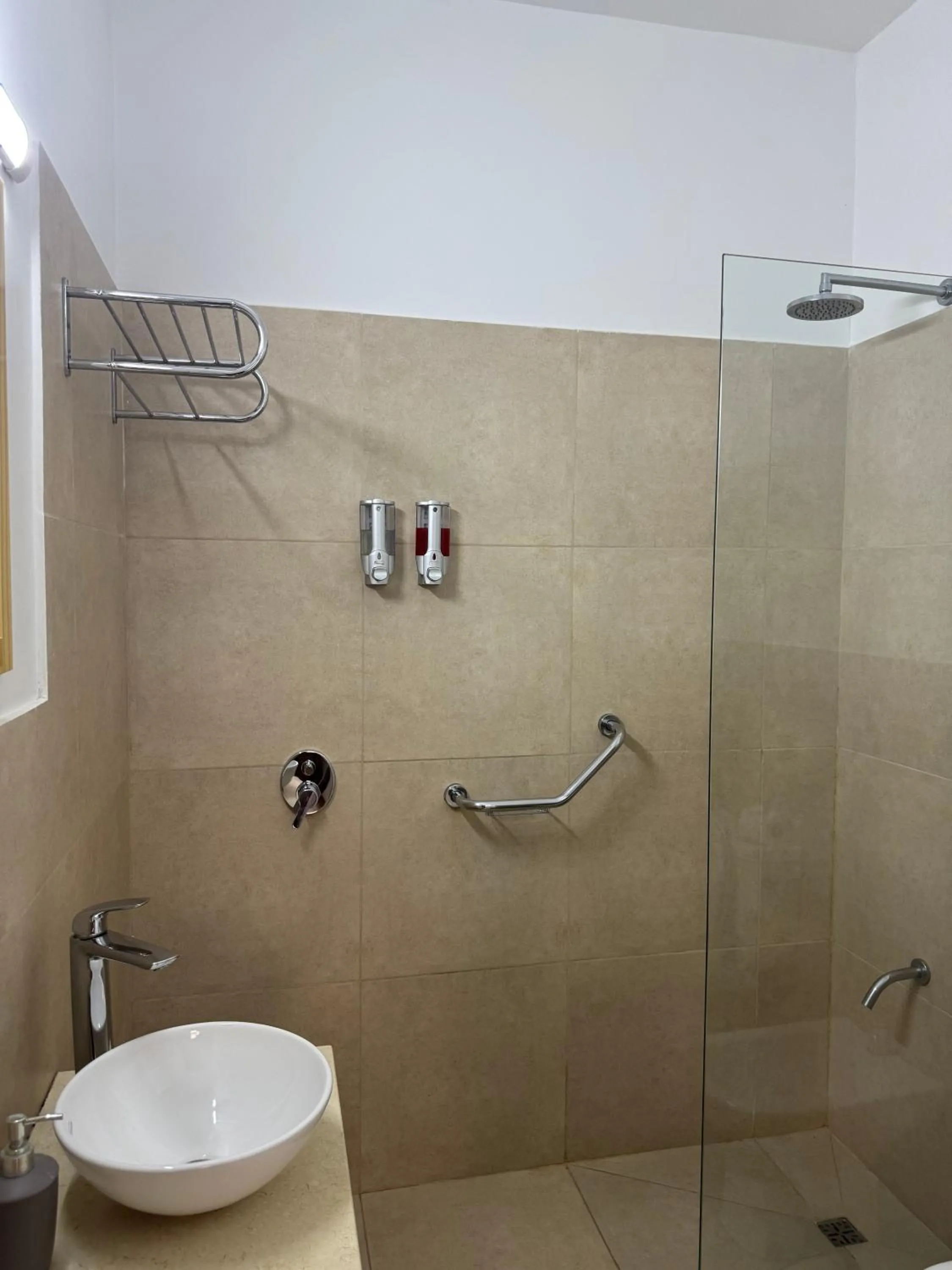 Shower in Hotel Lyon by MH