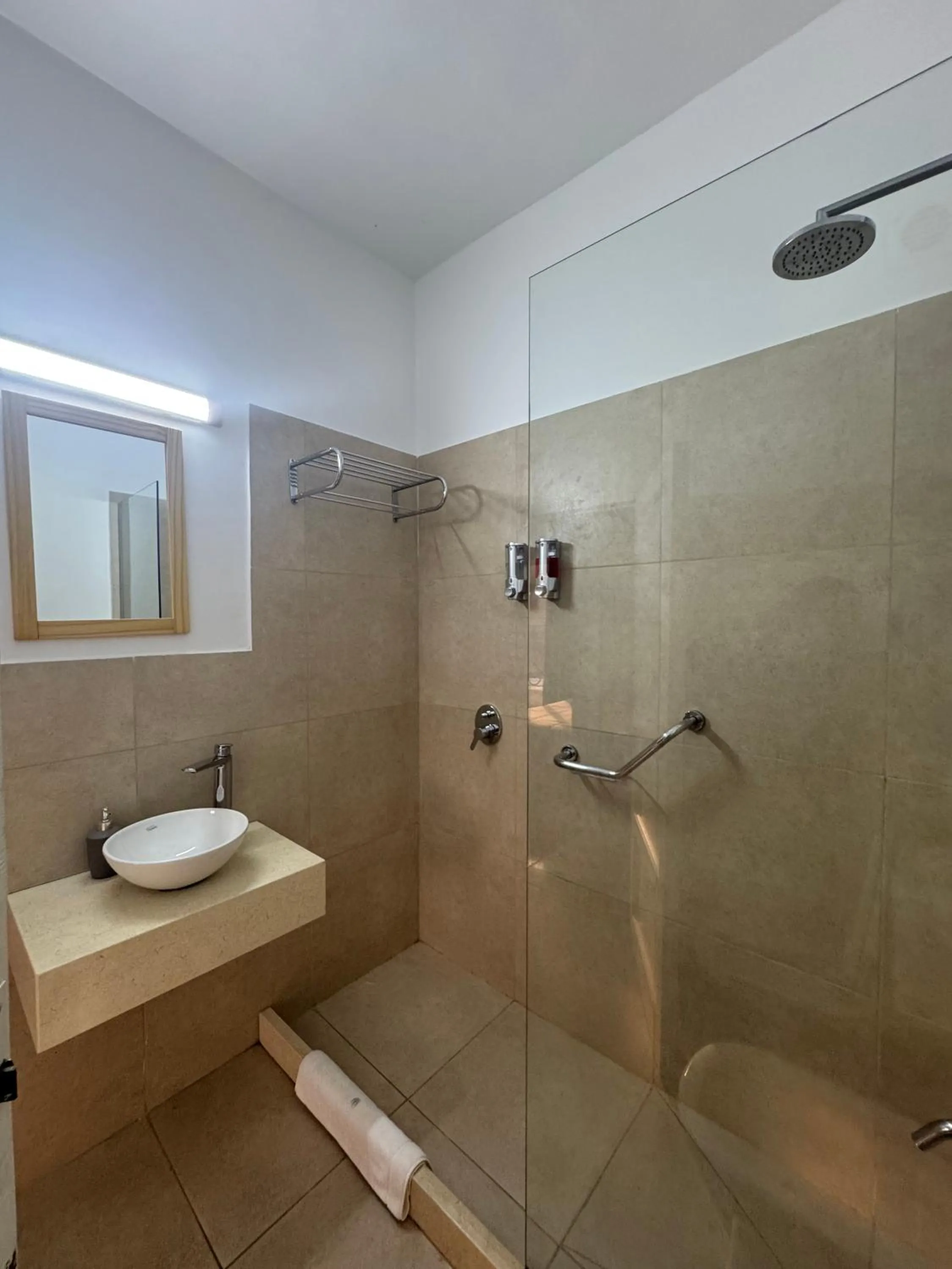 Shower in Hotel Lyon by MH