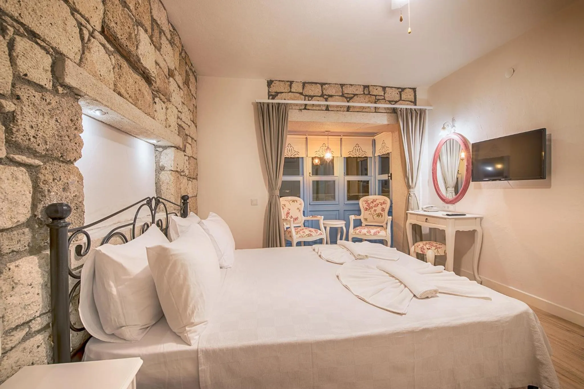 Toilet, Bed in Bademli Konak Otel