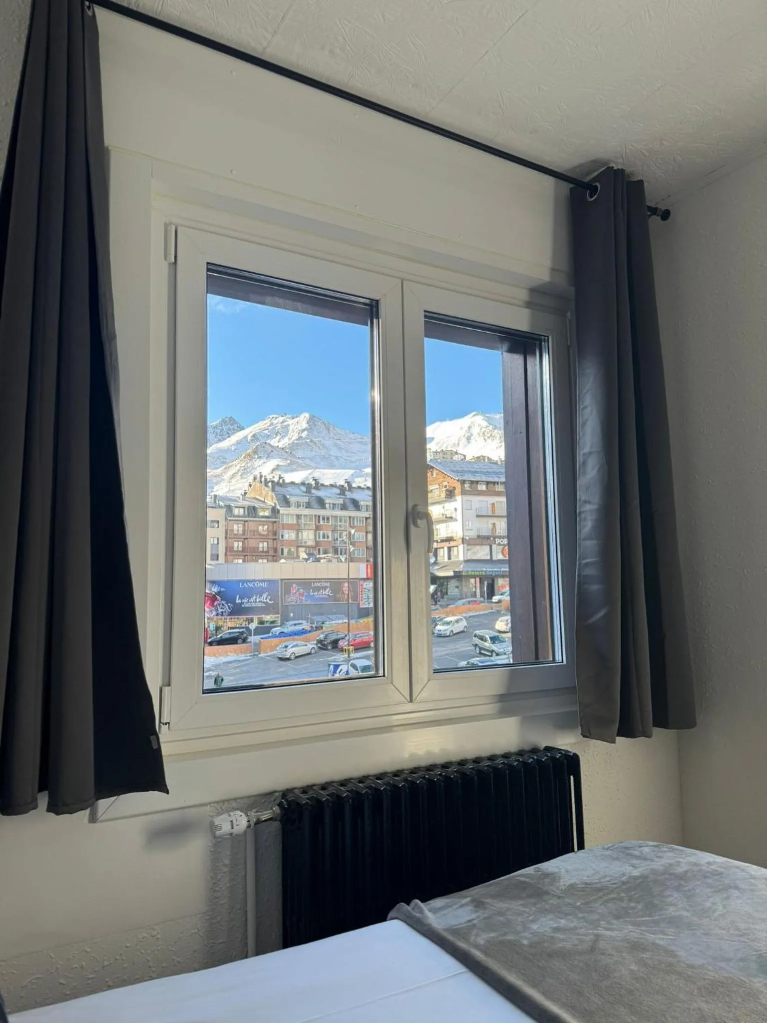 Mountain view, Bed in Hotel Panda