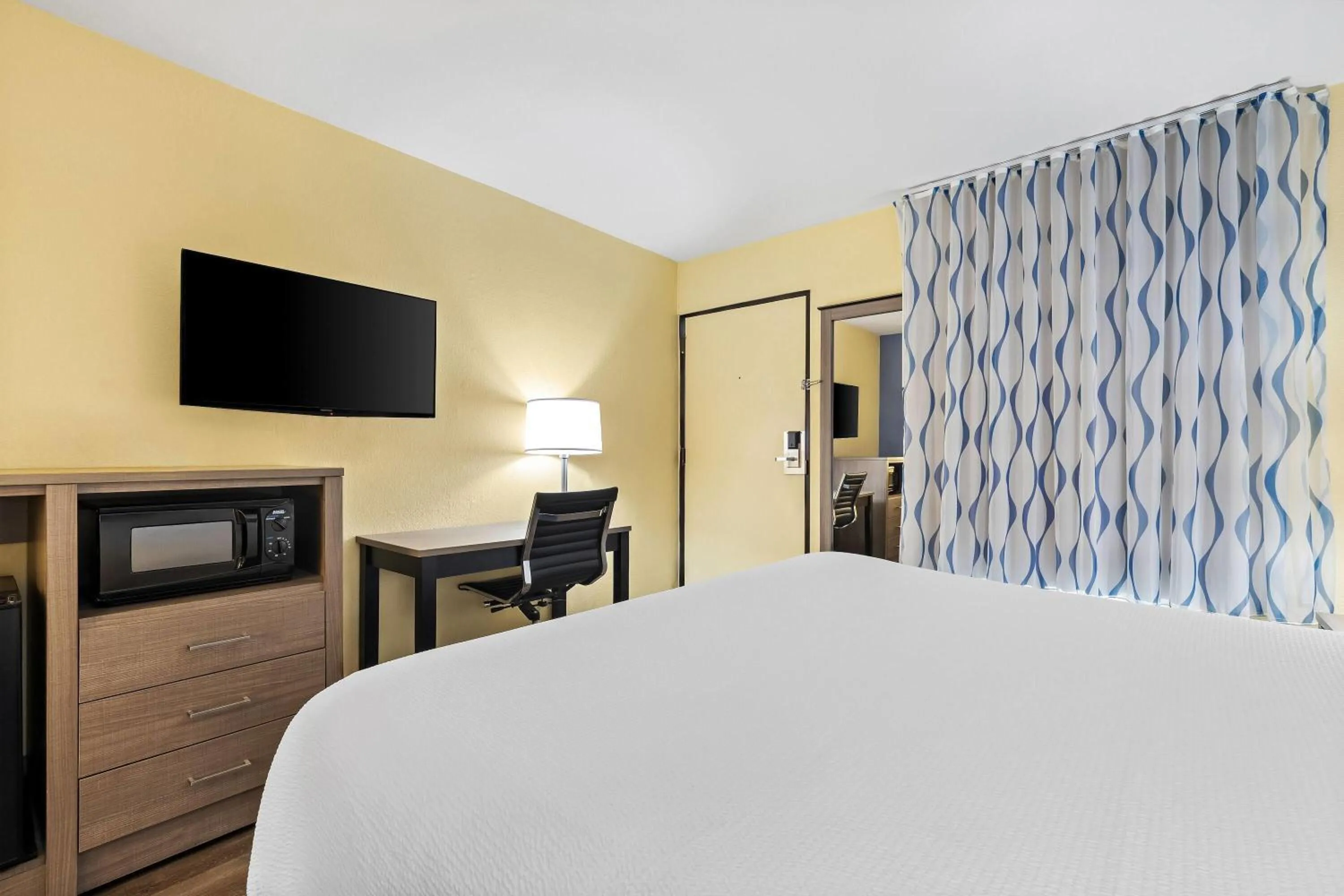 Bed in Days Inn by Wyndham Cleveland TN