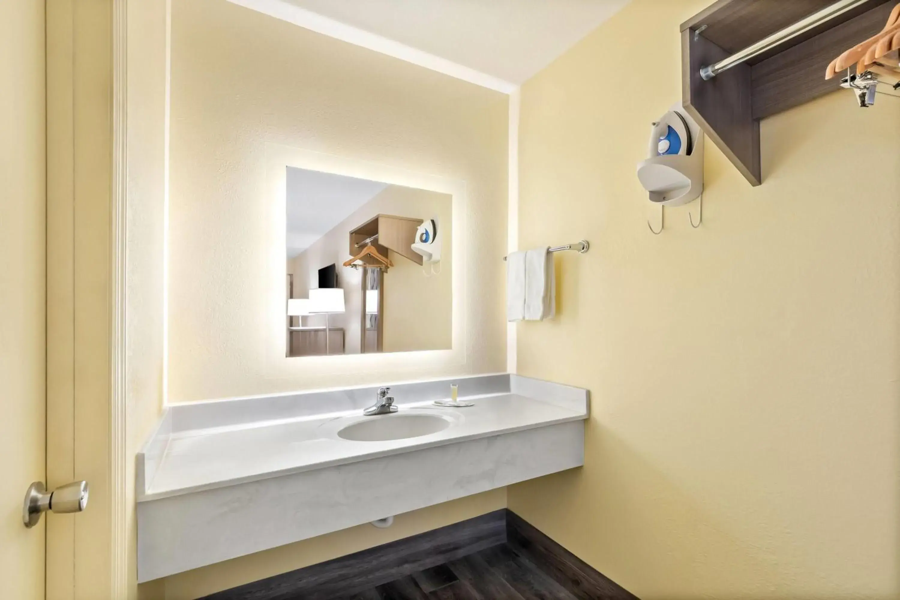 King Studio Suite - Non-Smoking in Days Inn by Wyndham Cleveland TN King Studio Suite - Non-Smoking in Days Inn by Wyndham Cleveland TN