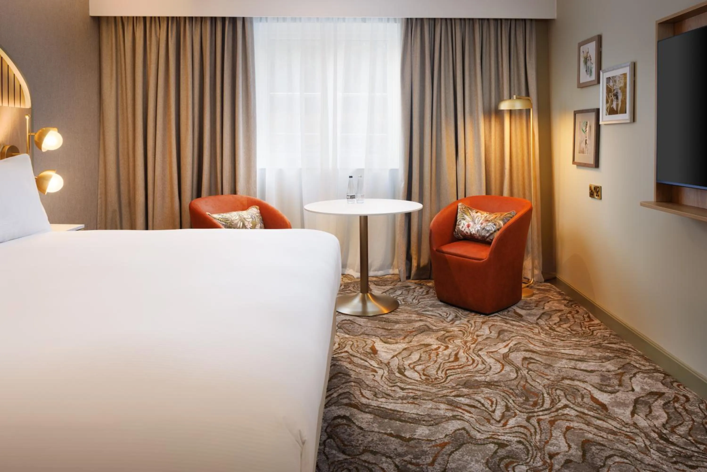 Seating area, Bed in DoubleTree by Hilton Bristol North