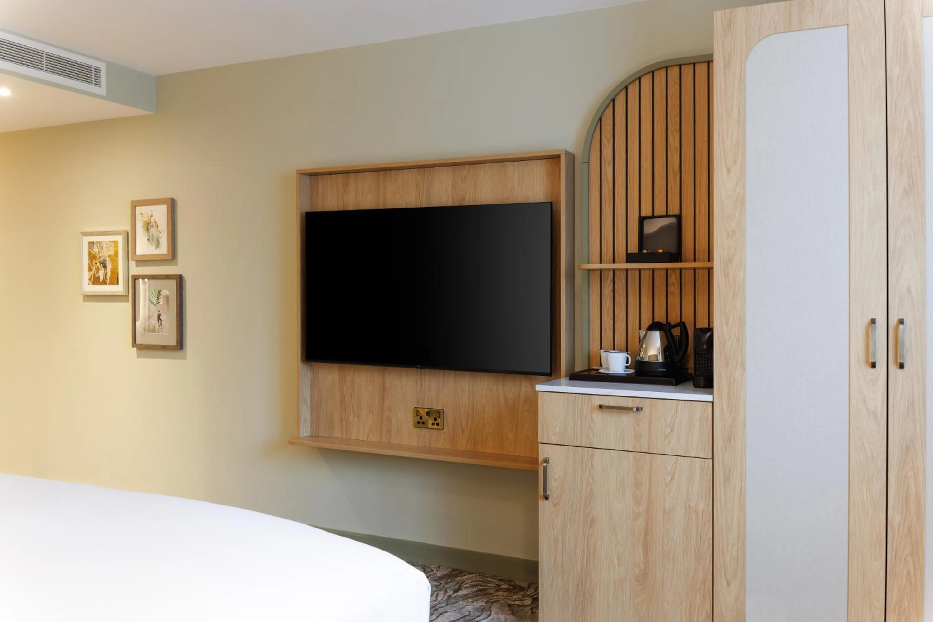 TV and multimedia, Bed in DoubleTree by Hilton Bristol North