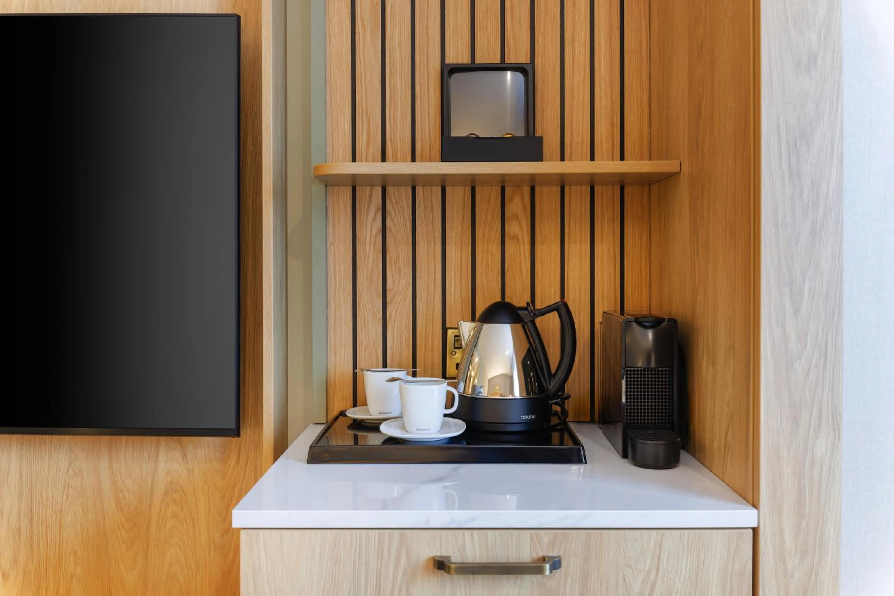 Coffee/tea facilities in DoubleTree by Hilton Bristol North