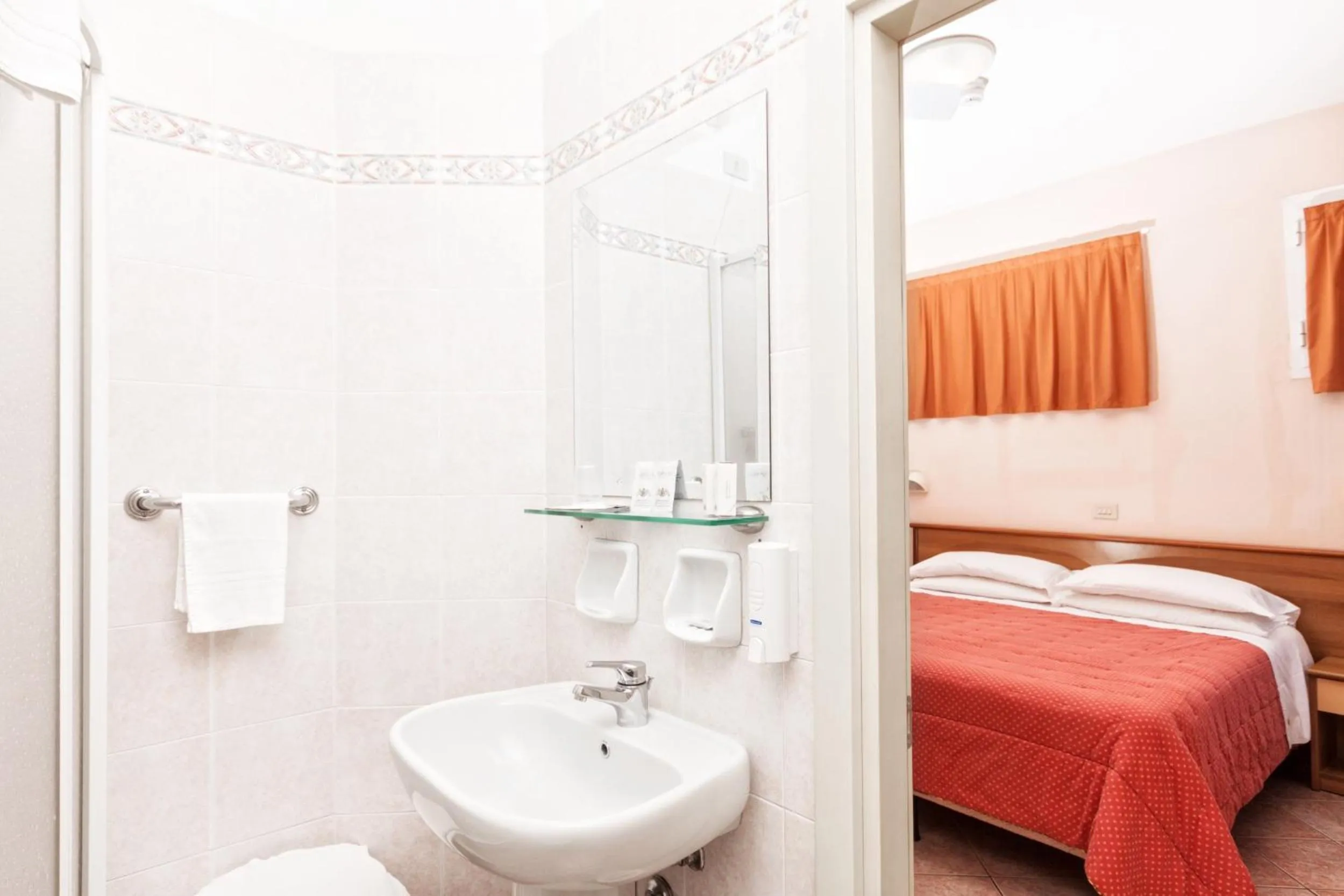 Bathroom, Bed in Hotel Ambasciatori