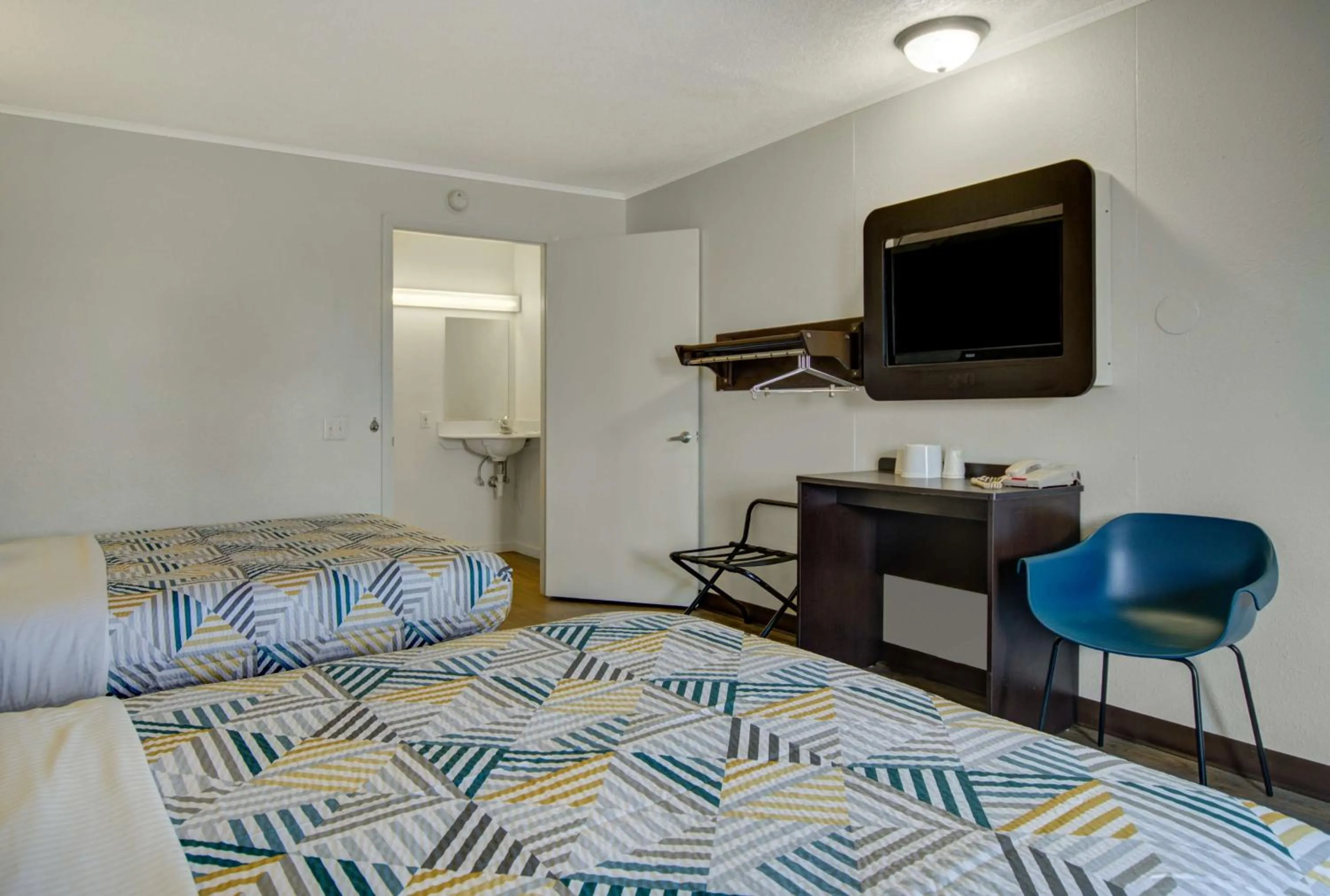 Bedroom, Bed in Motel 6-Lima, OH