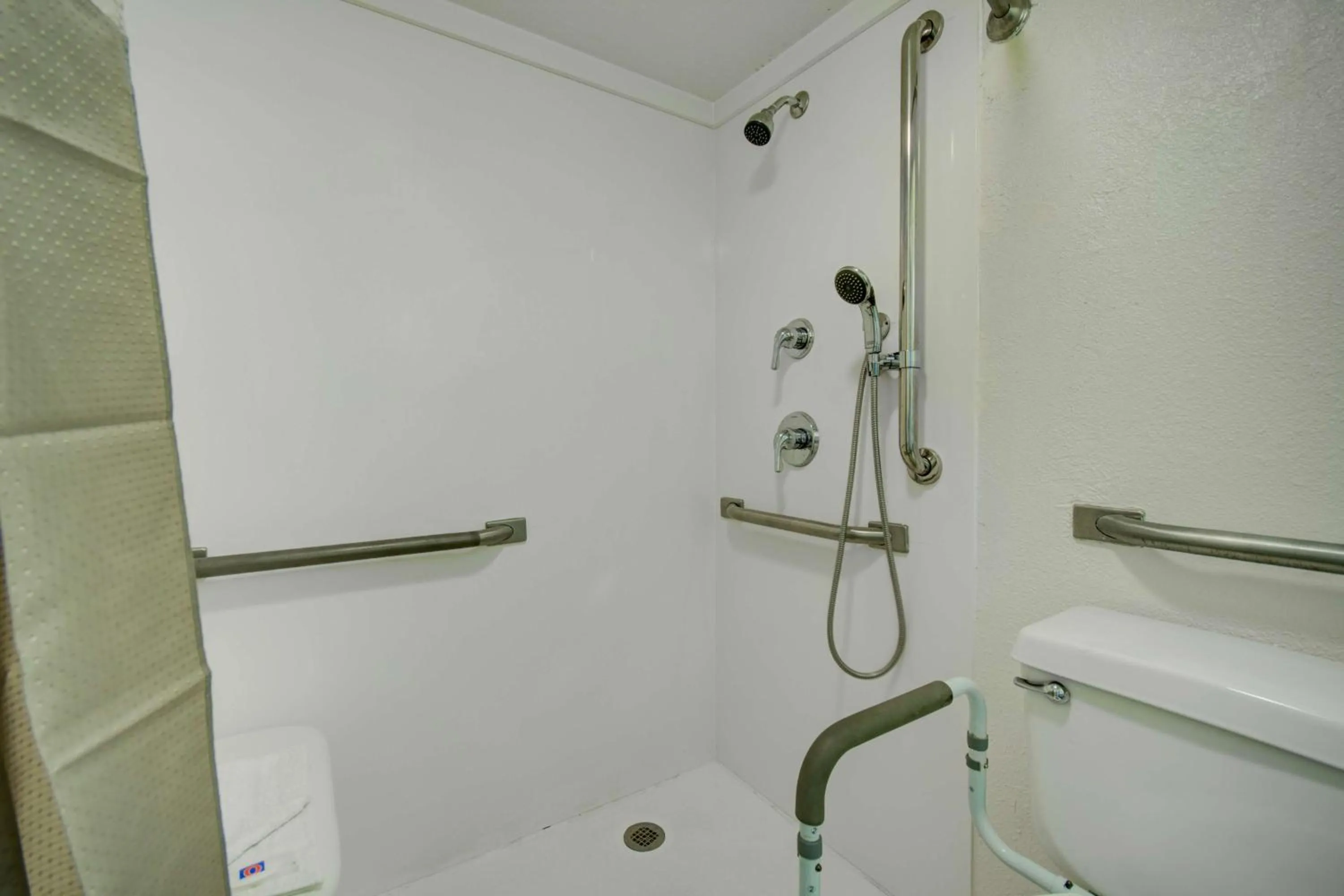 Bathroom in Motel 6-Lima, OH