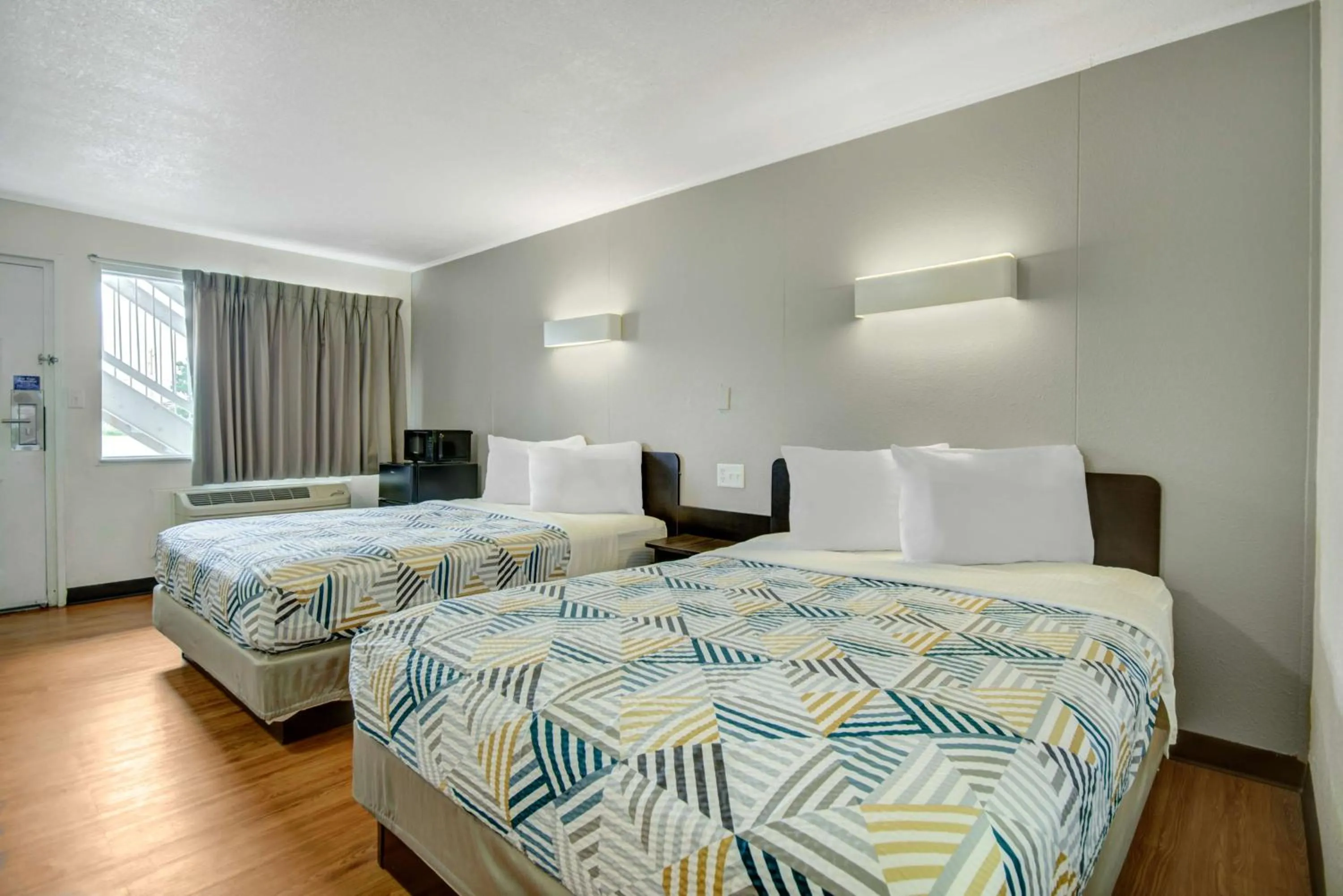 Bedroom, Bed in Motel 6-Lima, OH