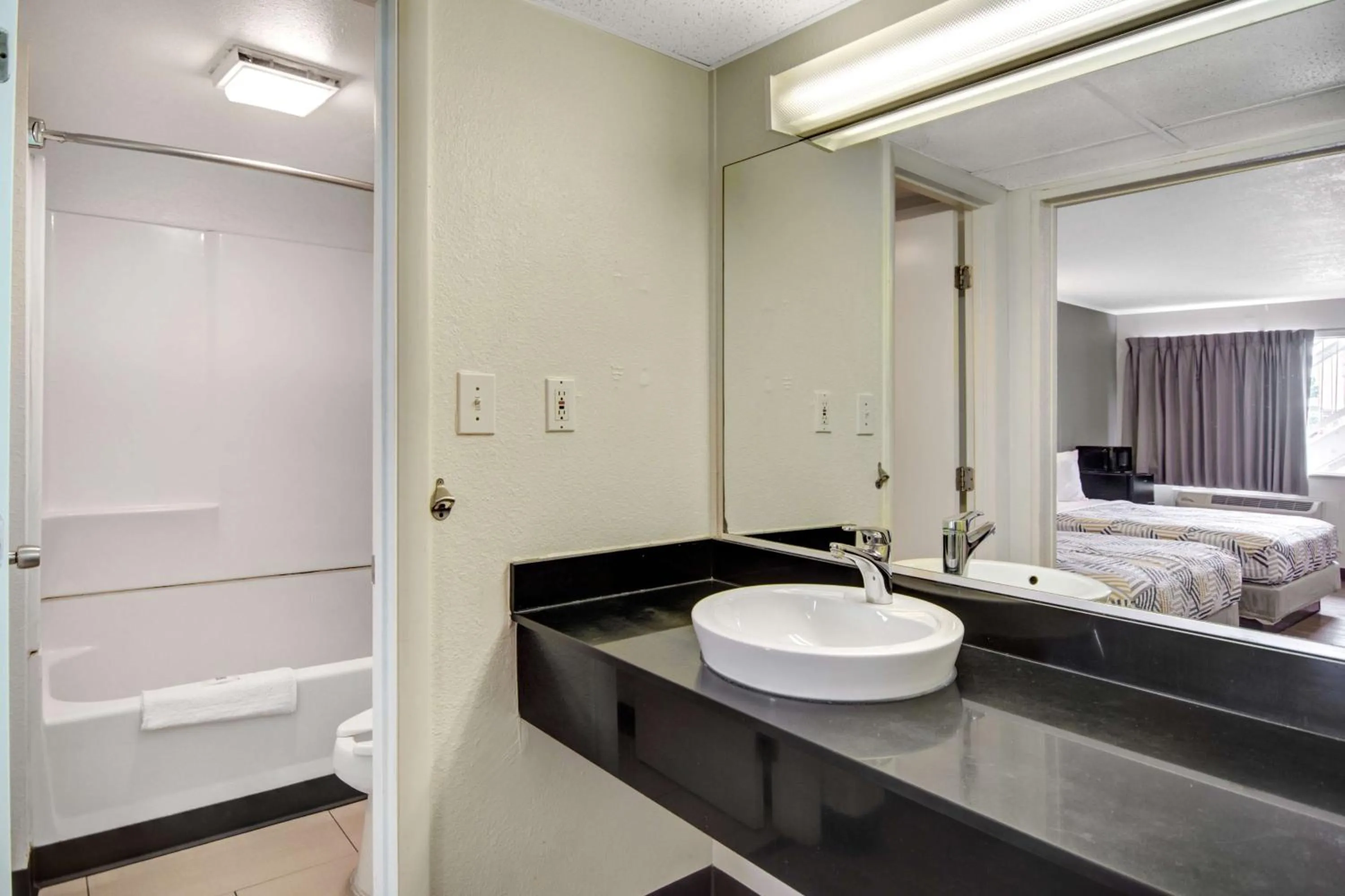 Bathroom, Bed in Motel 6-Lima, OH