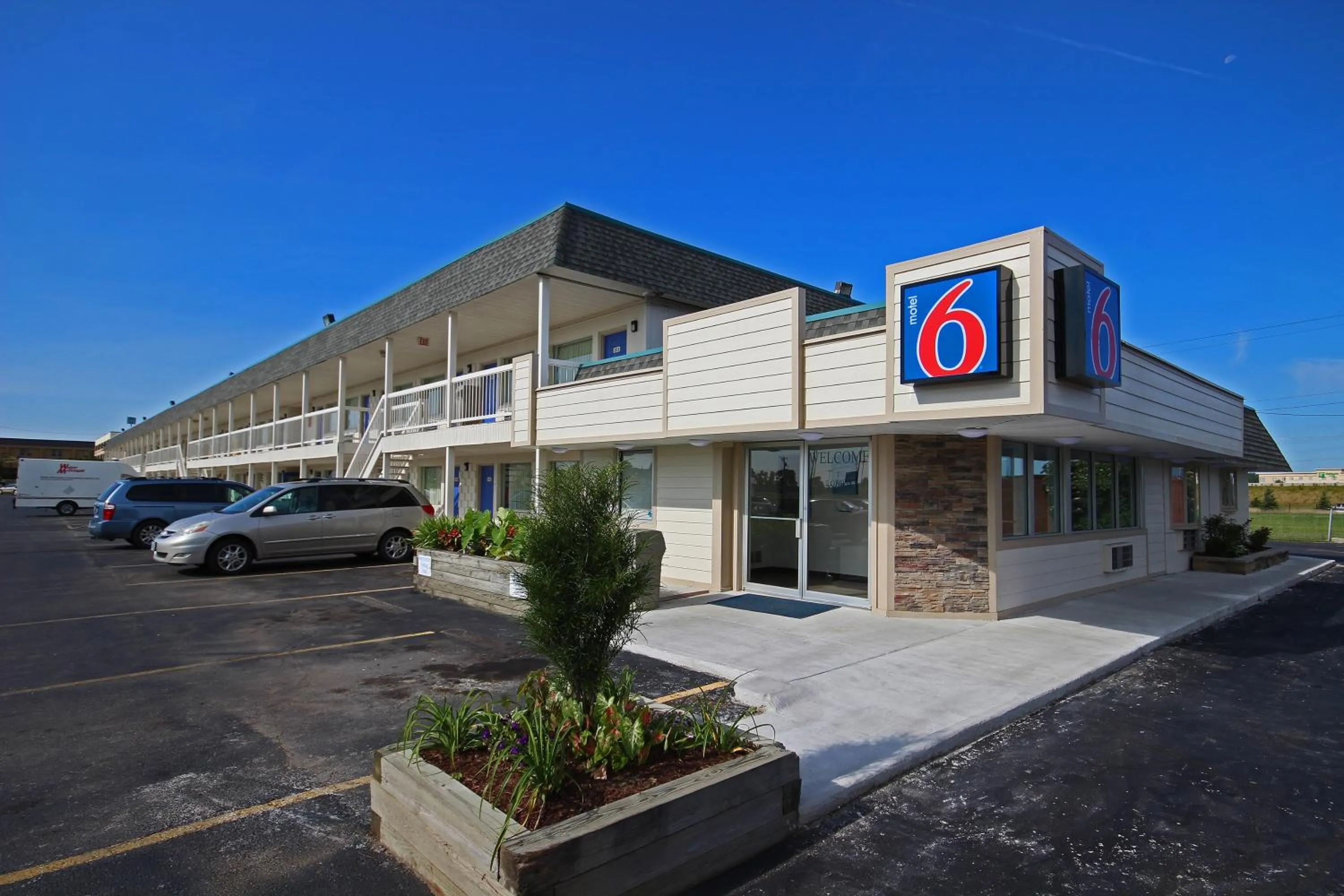 Facade/entrance in Motel 6-Lima, OH