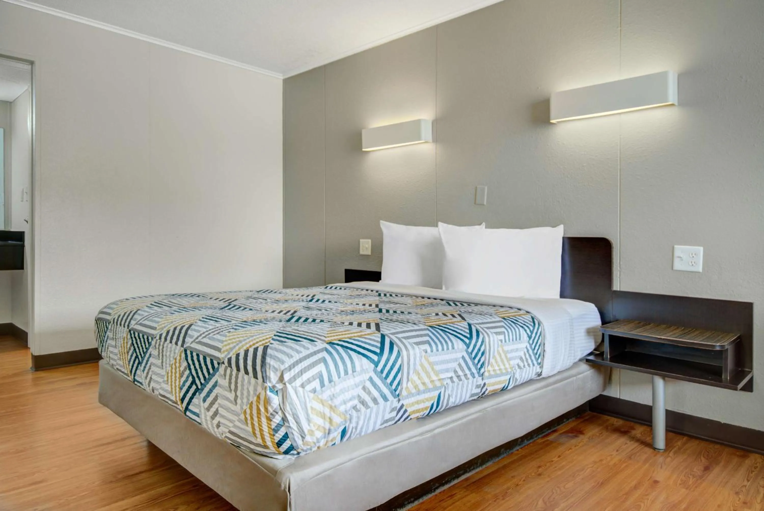 Bedroom, Bed in Motel 6-Lima, OH