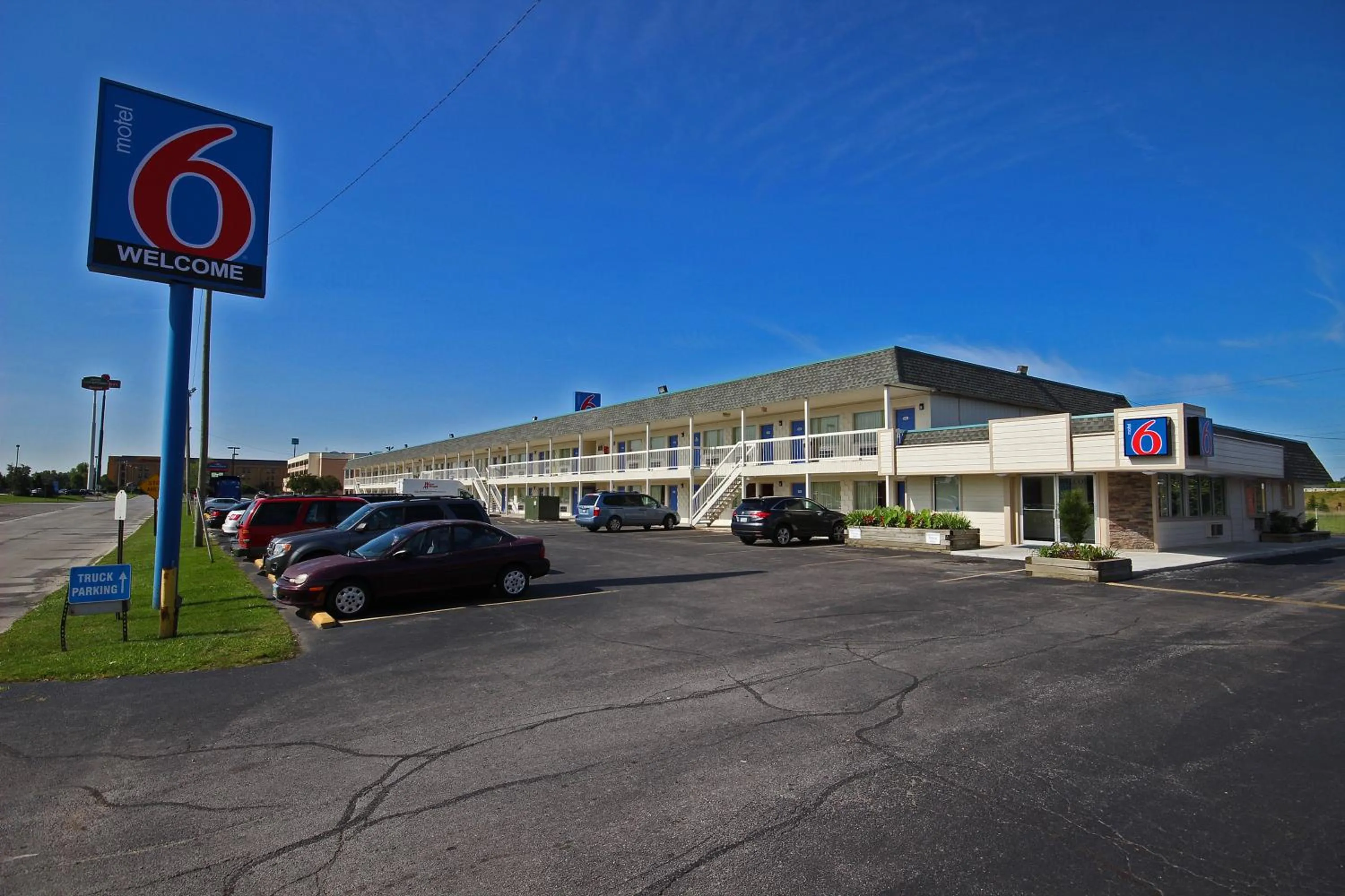 Facade/entrance in Motel 6-Lima, OH