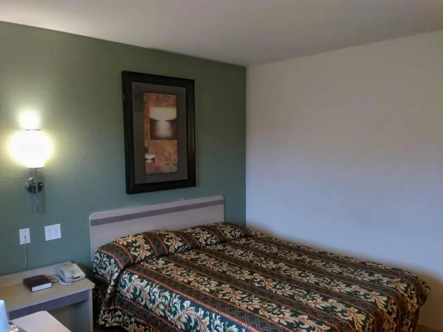 Bed in RED CARPET INN LOUISVILLE NORTH -Jeffersonville In